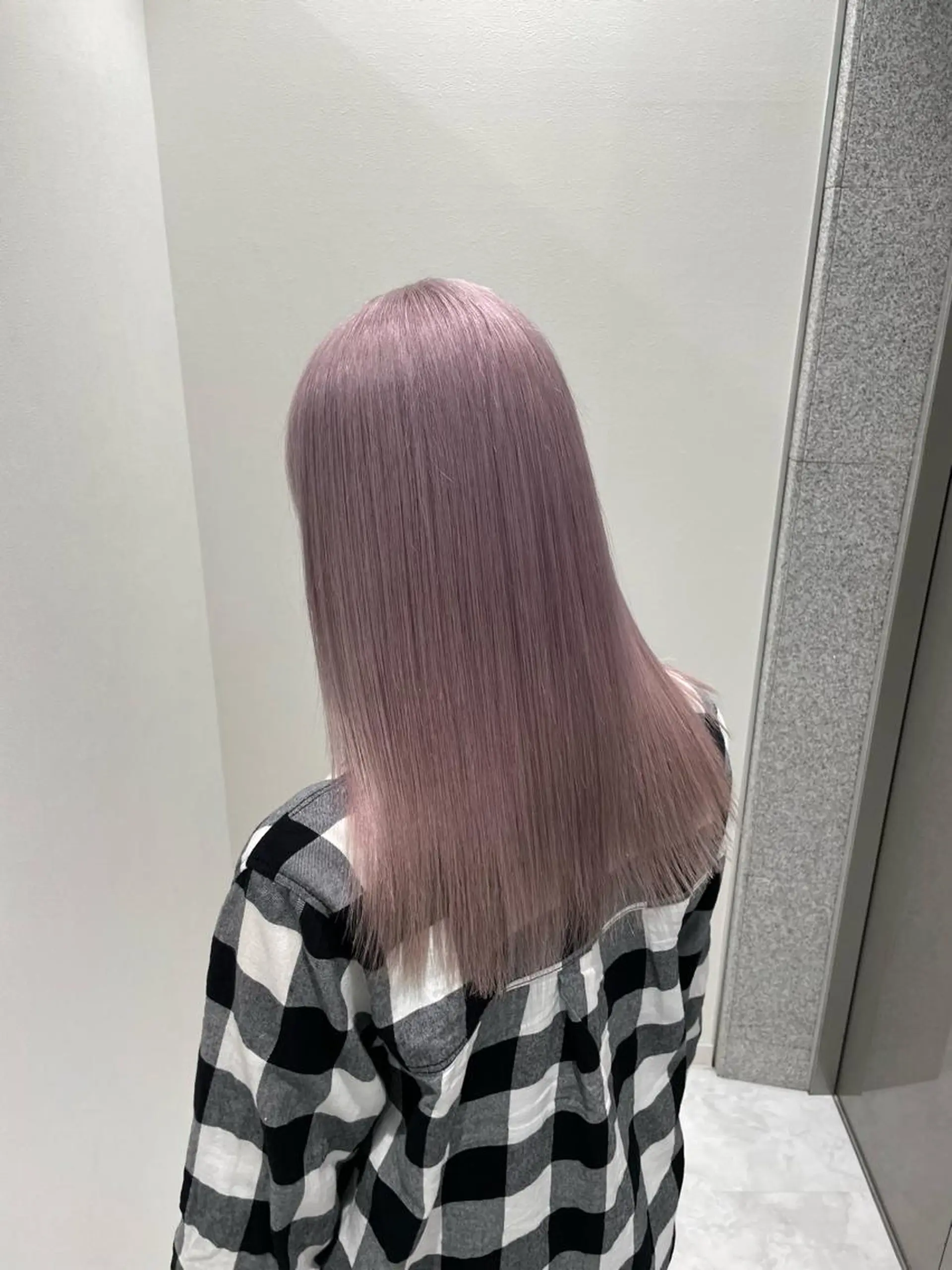 ロング 名古屋ムラ修正 ハイトーンのヘアスタイル