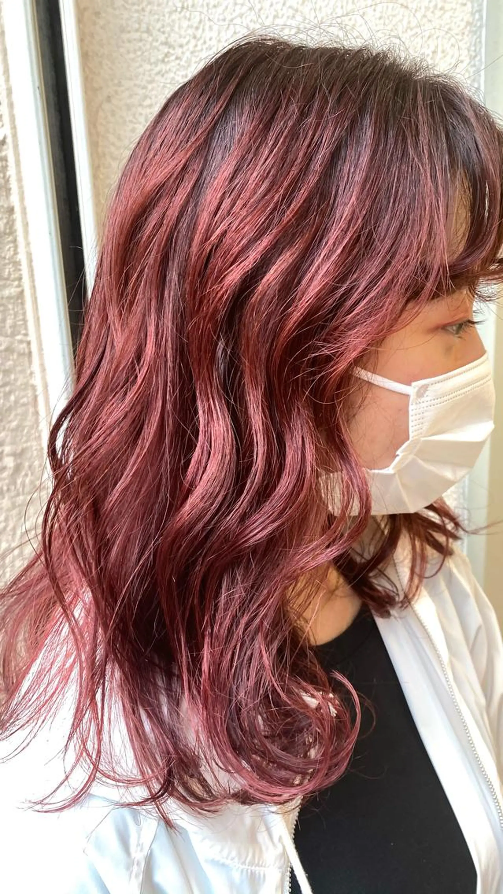 ミディアム カラー ピンクカラー ヘアカラー トリートメント ウエモト　タク ショート/レイヤーのヘアスタイル