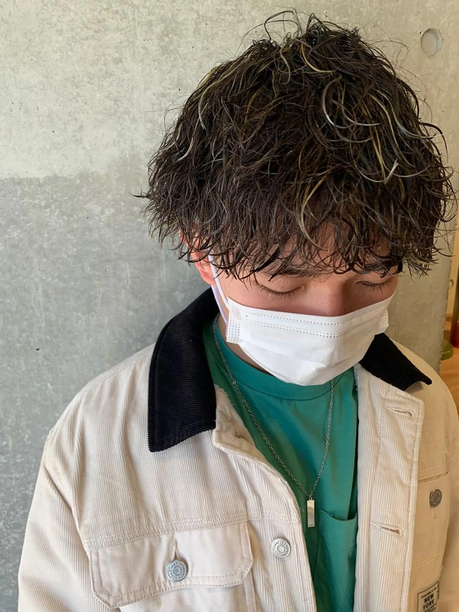 カラー メンズ メンズハイライト メンズメッシュ メンズパーマ 波巻きパーマ ハイライトカラー カット ヘアカラー パーマ Produce with SALON VILLAGE所属・メッシュパーマ職人/ 窪田 優也/ツイスパのヘアスタイル