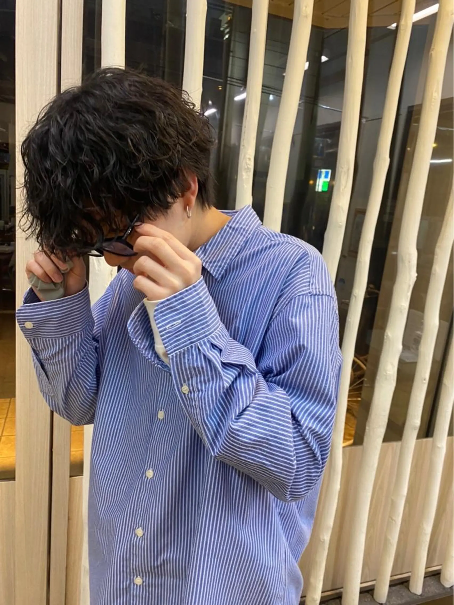 パーマ メンズ メンズパーマ カット パーマ 柏のセンターパート のプロ関口 柊太のヘアスタイル