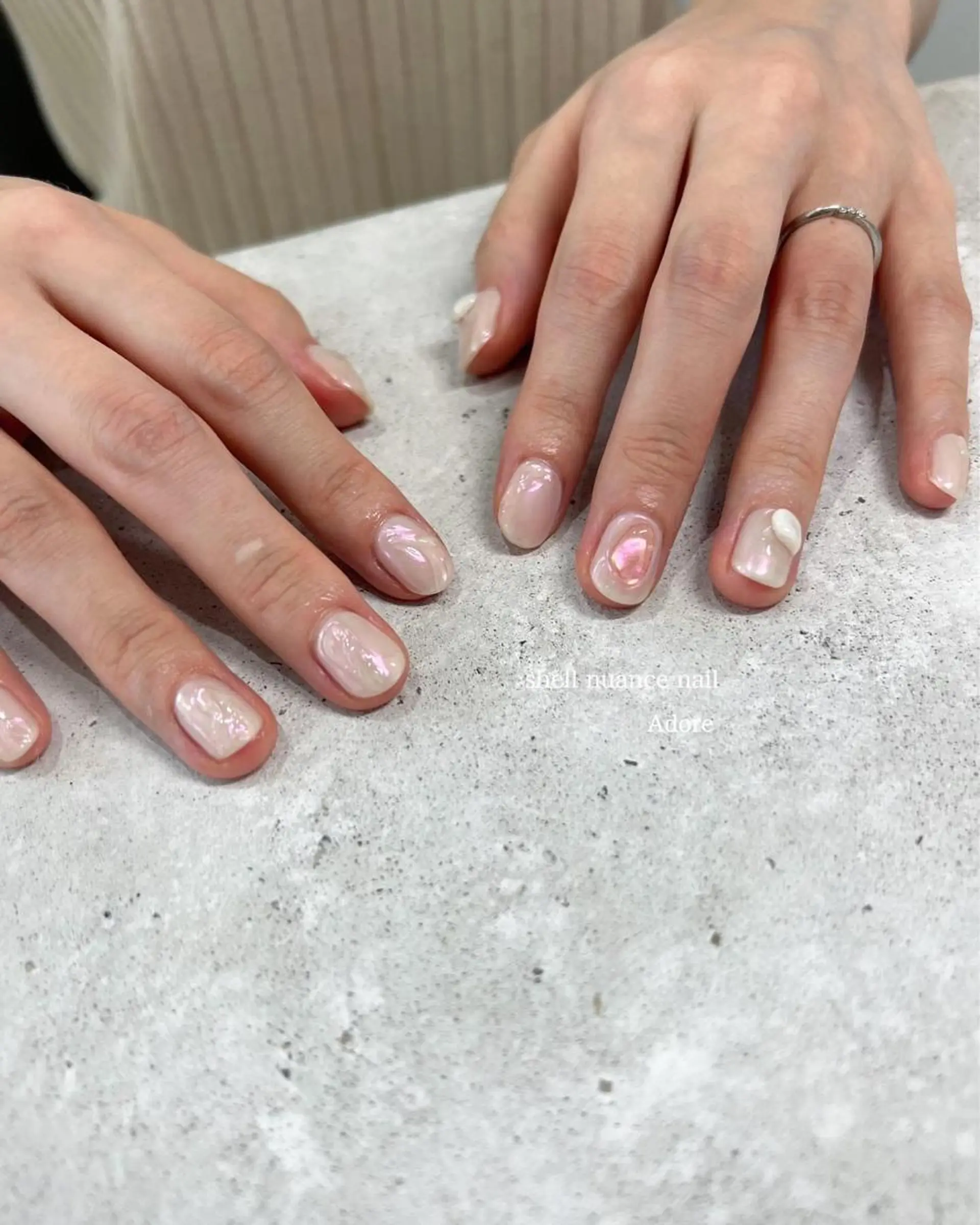 ネイル オーロラネイル ミラーネイル ニュアンスネイル 夏ネイル ホワイト ハンドネイル Nail Adore.のネイルデザイン
