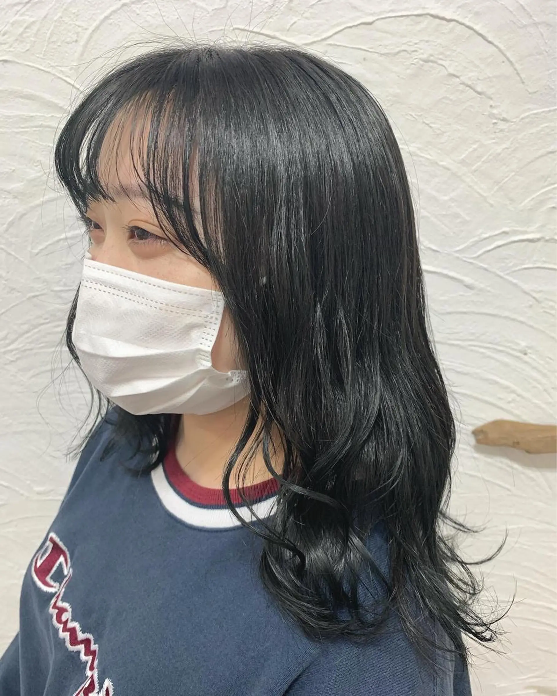 セミロング カラー パーマ セミロングパーマ 黒髪 ブルーカラー ブルーブラック ネイビーカラー カット ヘアカラー トリートメント 菅野 愛のヘアスタイル