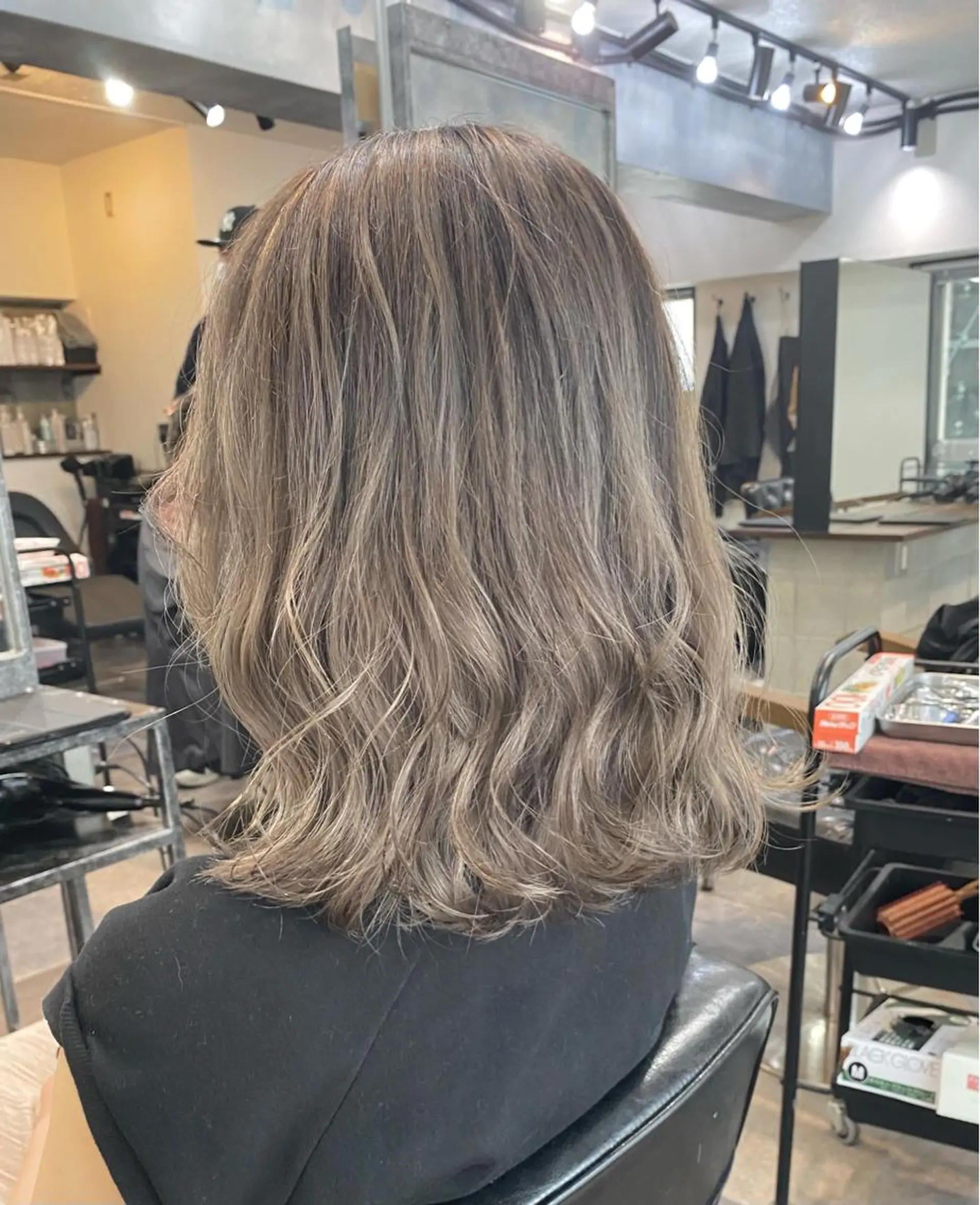 ショート カラー バレイヤージュ グレージュ レイヤーカット ボブとパーマの達人 美容室難民の方は是非のヘアスタイル