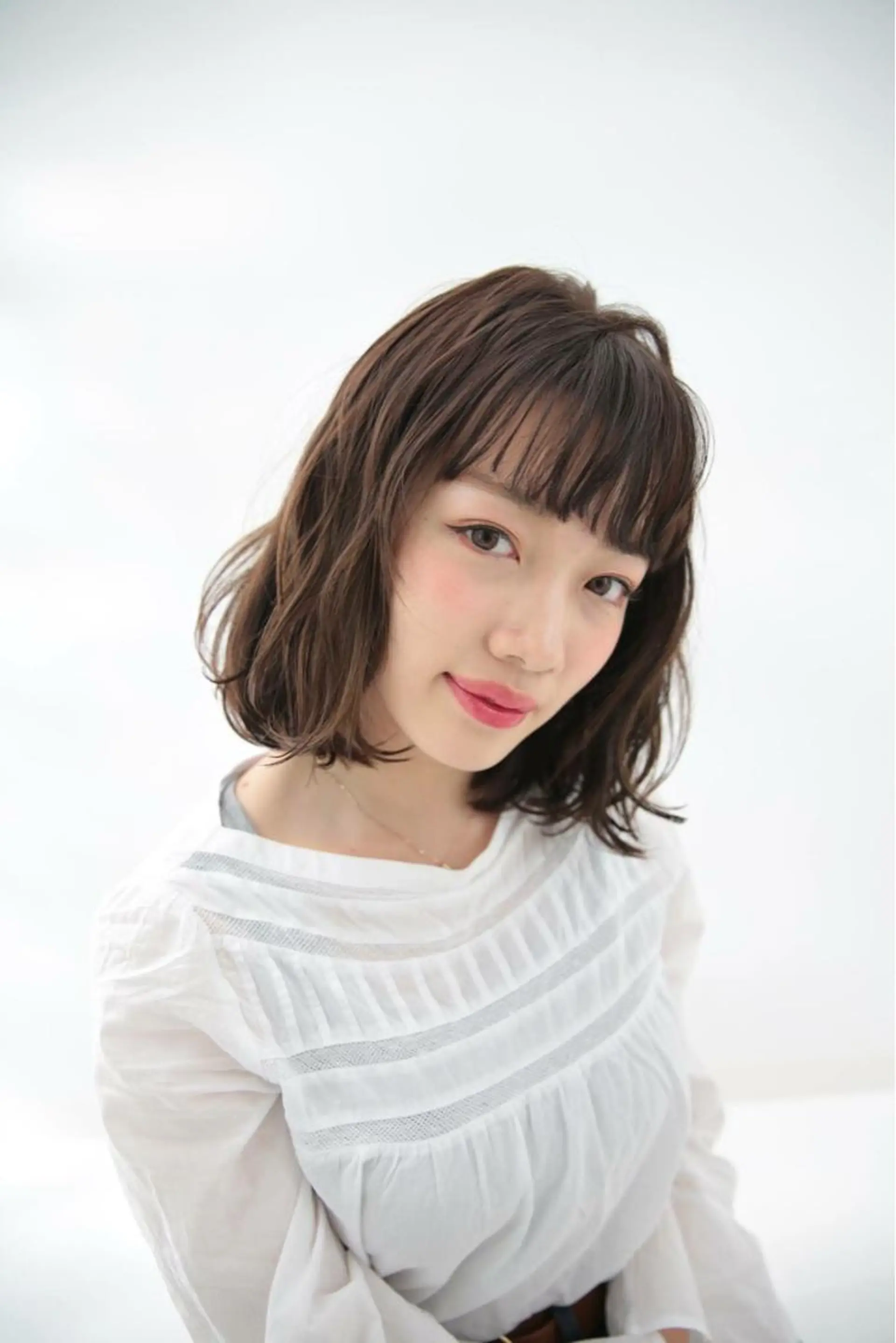 ミディアム ブリーチなしダブル/ レイヤーカット 小棹のヘアスタイル