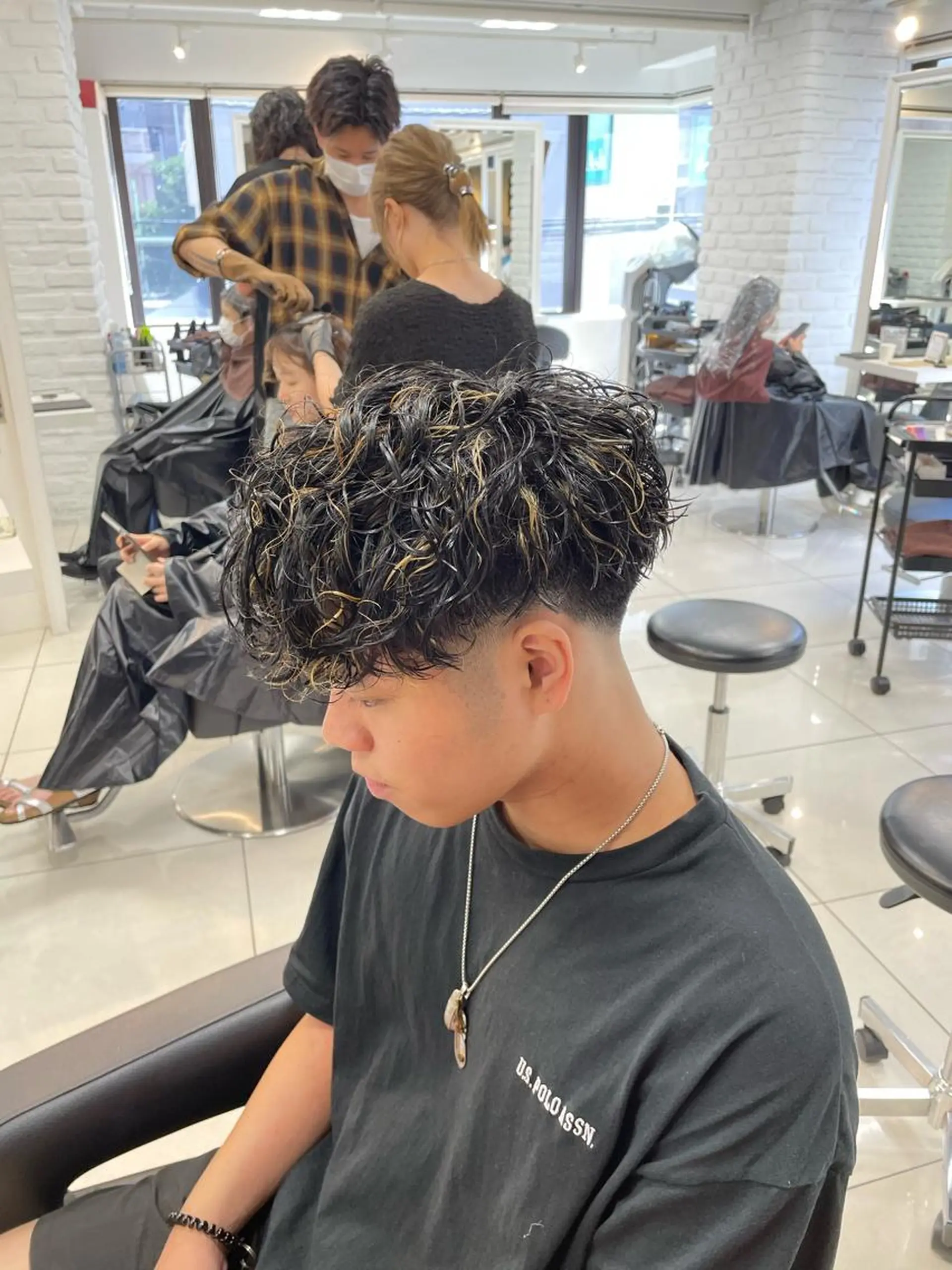 ショート パーマ メンズ フェードカット メンズハイライト スペインカール ハイライト カット ヘアカラー パーマ フェザーパーマ職人 🪶ryosukeのヘアスタイル