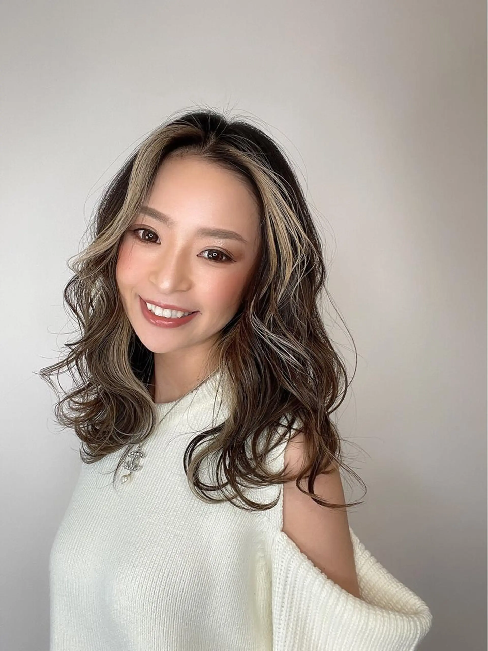 セミロング ミストバング ハイライト biscohair 髪にドラマを。のヘアスタイル