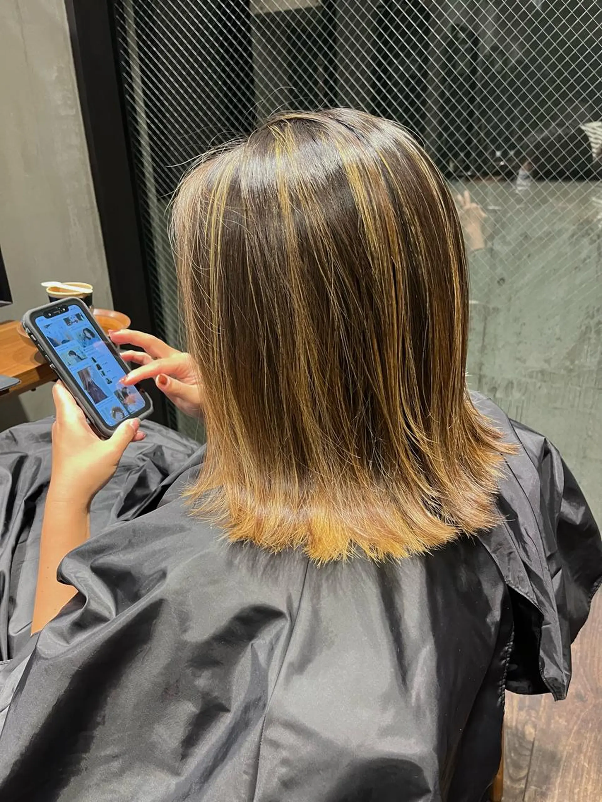 ミディアム カラー NERO 眞下秋歩のヘアスタイル