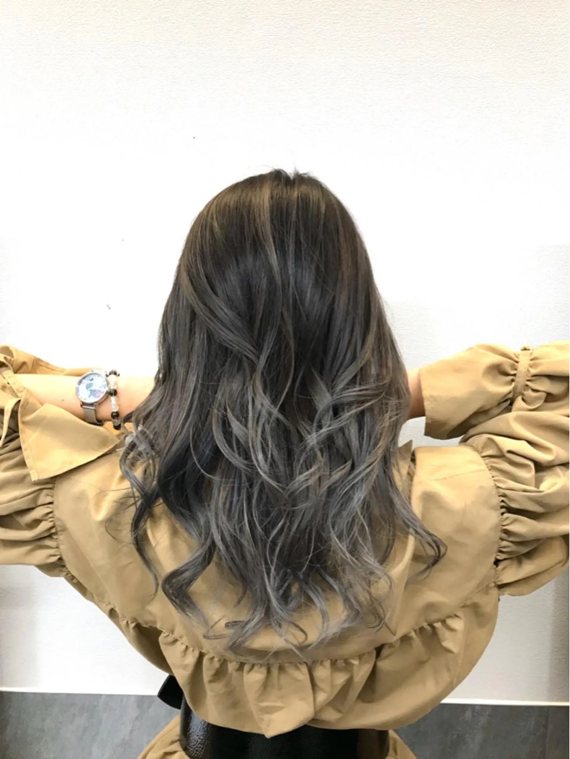 セミロング カラー ブリーチ ケアブリーチ グラデーションカラー ハイライトカラー シルバー 髪質改善特化サロン ICONIQ天神店のヘアスタイル