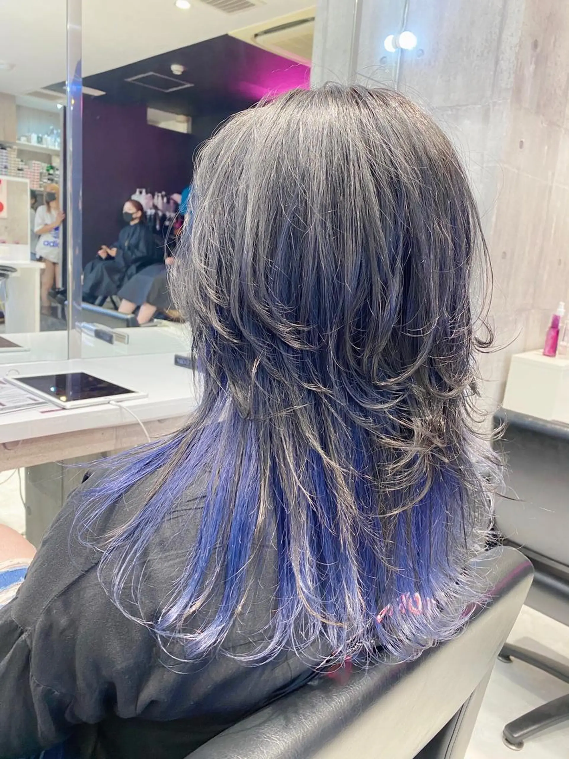 ミディアム カラー メンズ メンズブリーチ メンズハイトーン メンズインナーカラー 学生（メンズ向け） アッシュ JuNブリーチに 縮毛矯正するプロのヘアスタイル