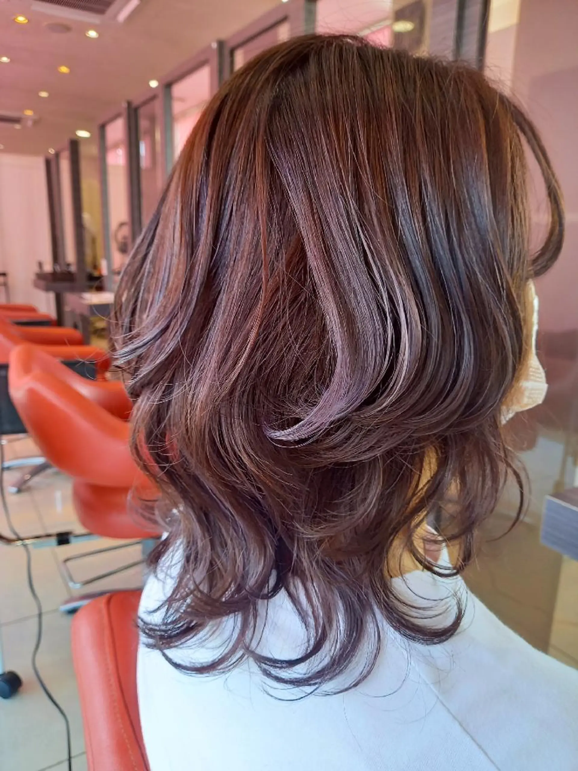 ミディアム カラー アッシュ ハイライトカラー ラベンダーカラー ラベンダーアッシュ ハイライト カット ヘアカラー トリートメント 相馬 亜美のヘアスタイル