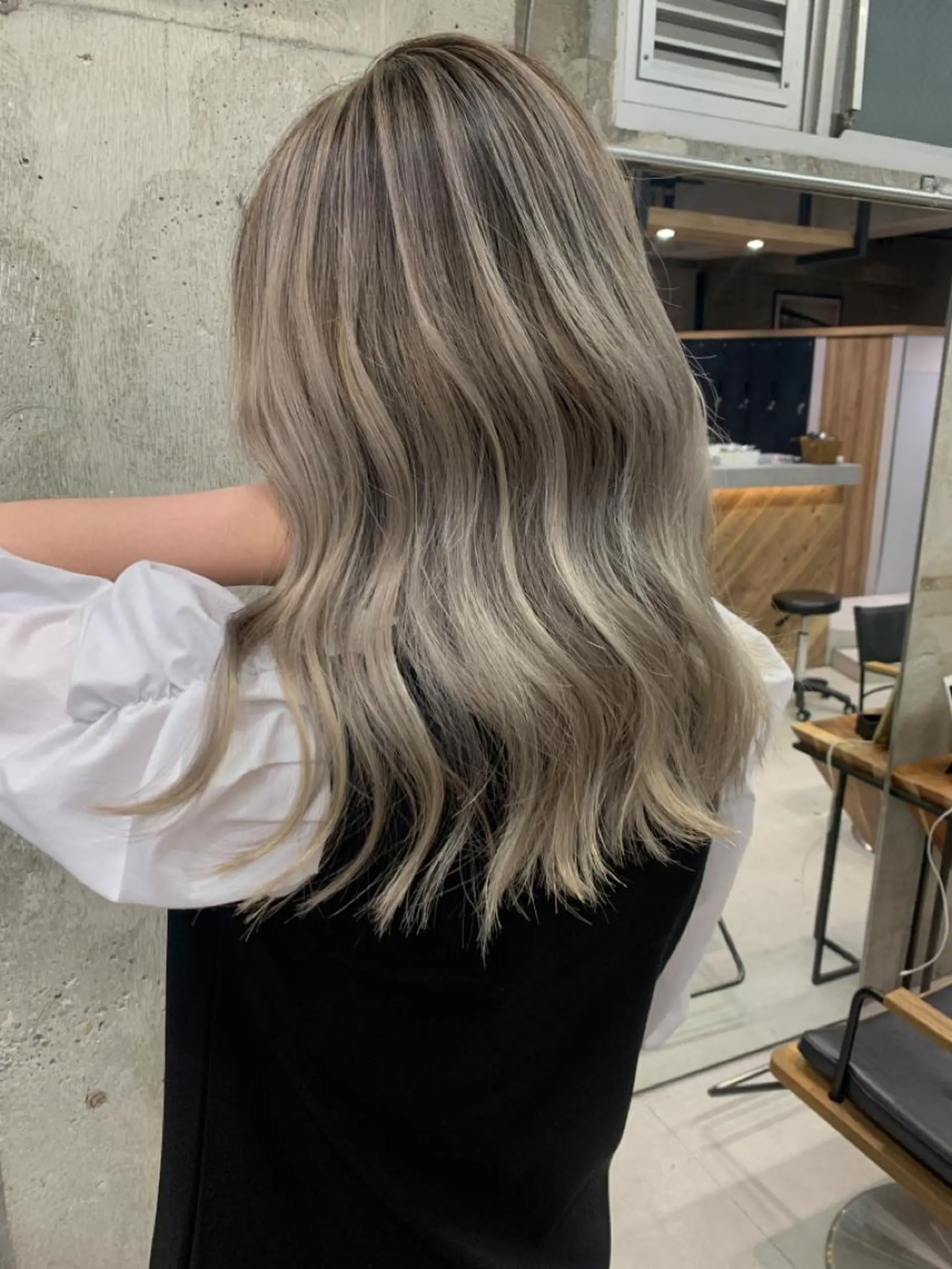 セミロング カラー バレイヤージュ ベージュカラー ホワイトベージュ レイヤーカット カット ヘアカラー 🌺KANA🇺🇸 海外トレンドヘアのヘアスタイル