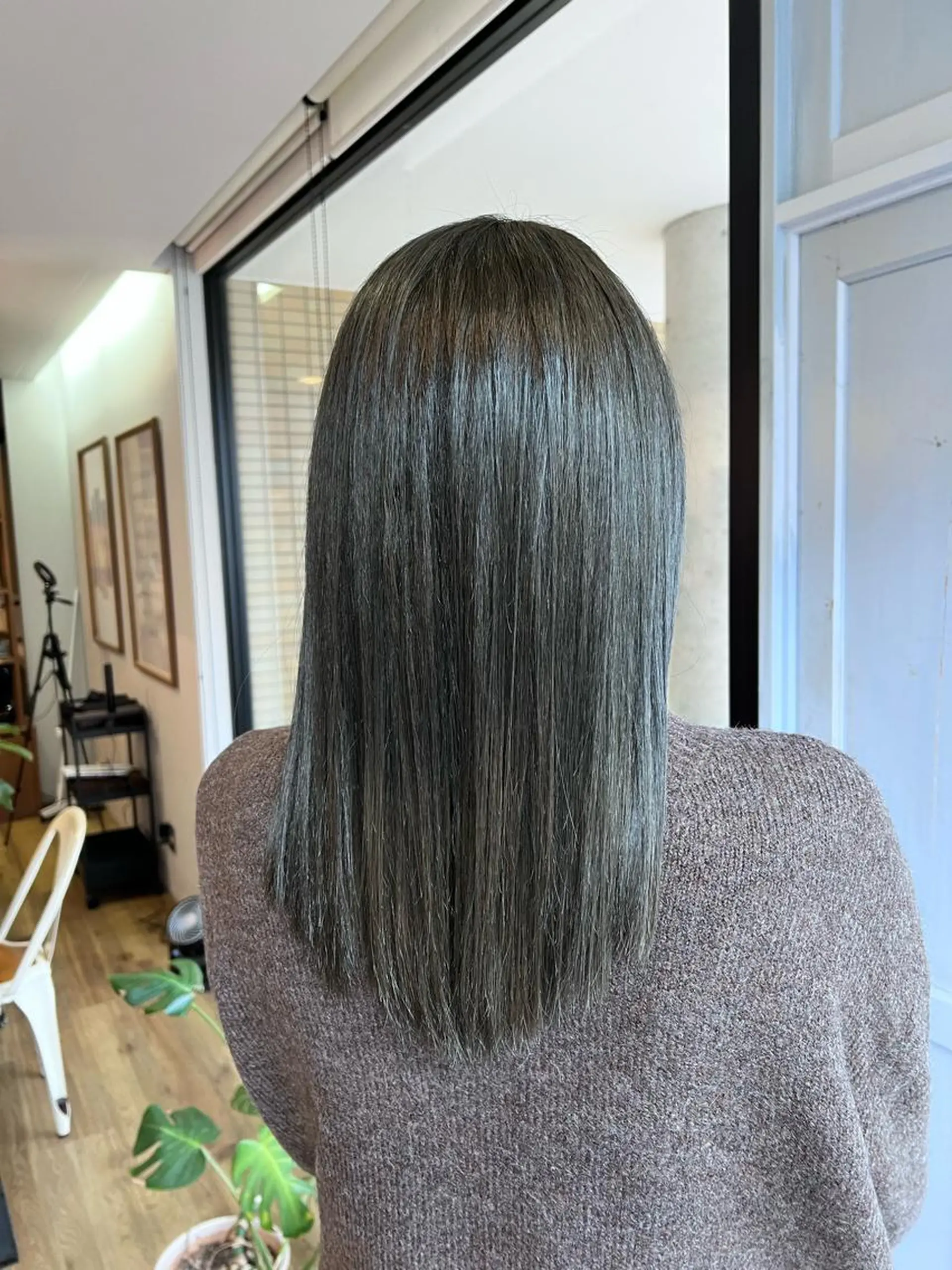 ロング カラー ブリーチ グレージュ オリーブグレージュ オリーブグレー ツキダテ ユイのヘアスタイル