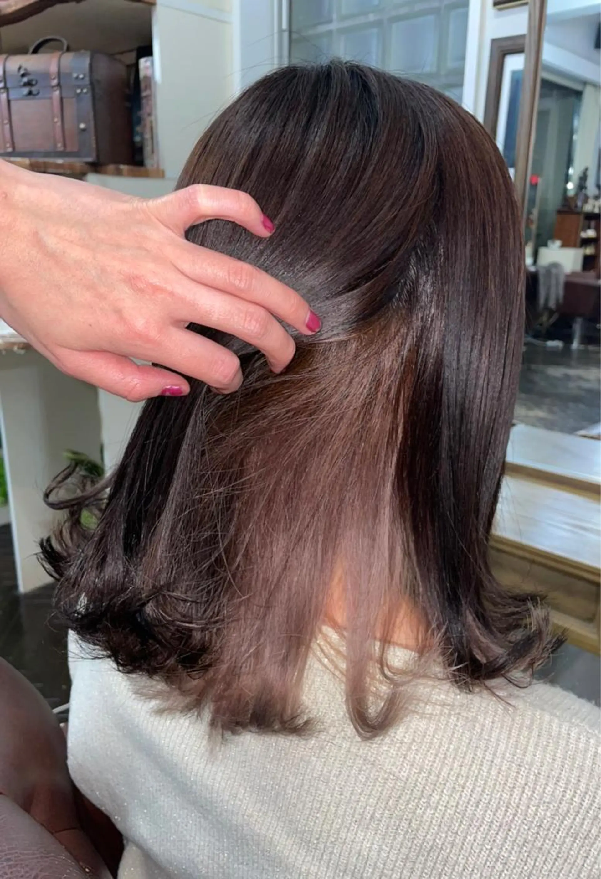 ミディアム カラー バレイヤージュ ブリーチ ブロンド ダブルカラー イヤリングカラー ヘアカラー モモカ/ハイトーン /バレイヤージュのヘアスタイル