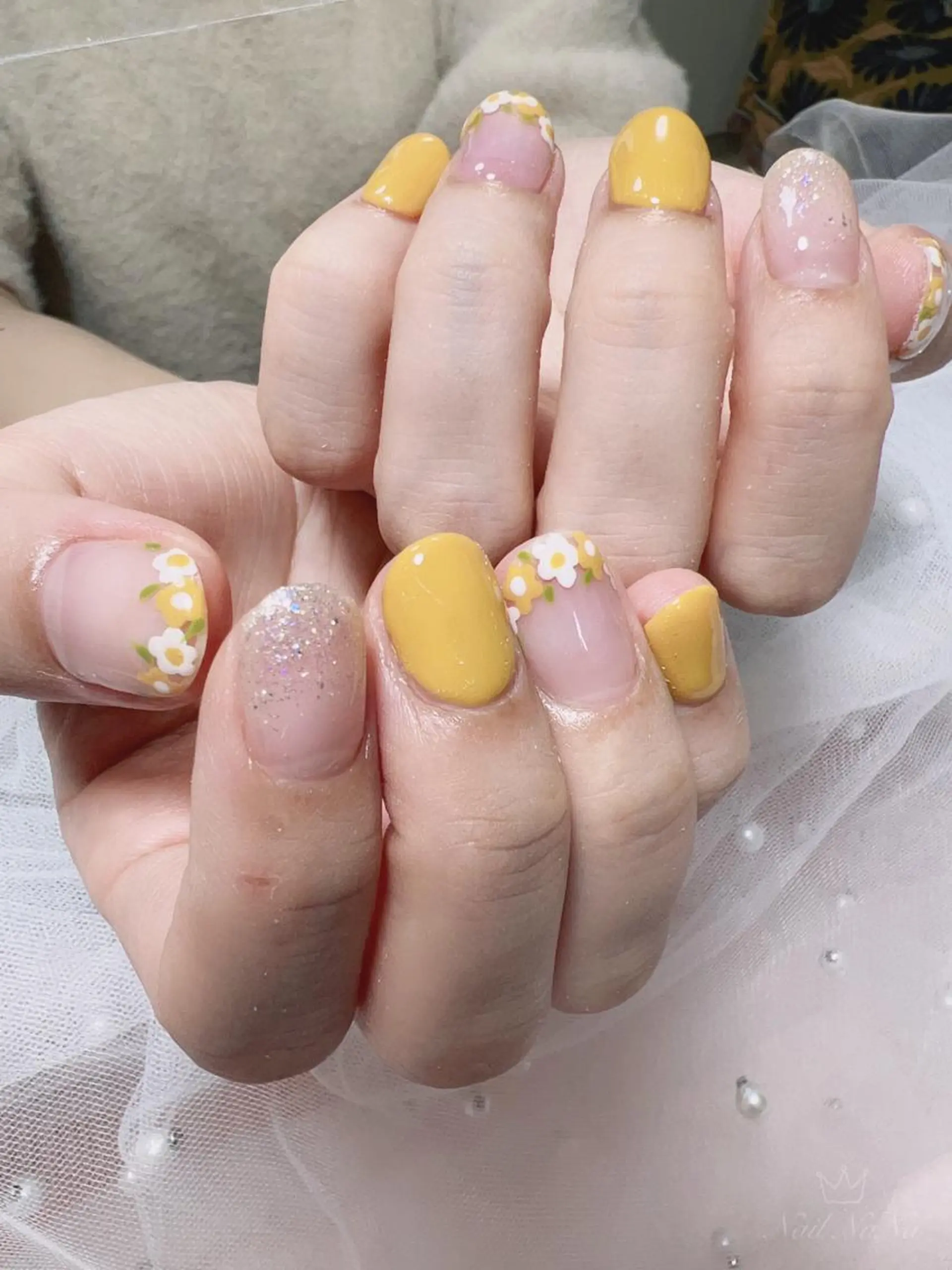 ショート カラー ネイル イエローカラー フラワーネイル 黄色 ハンドネイル Nail NaNaのネイルデザイン