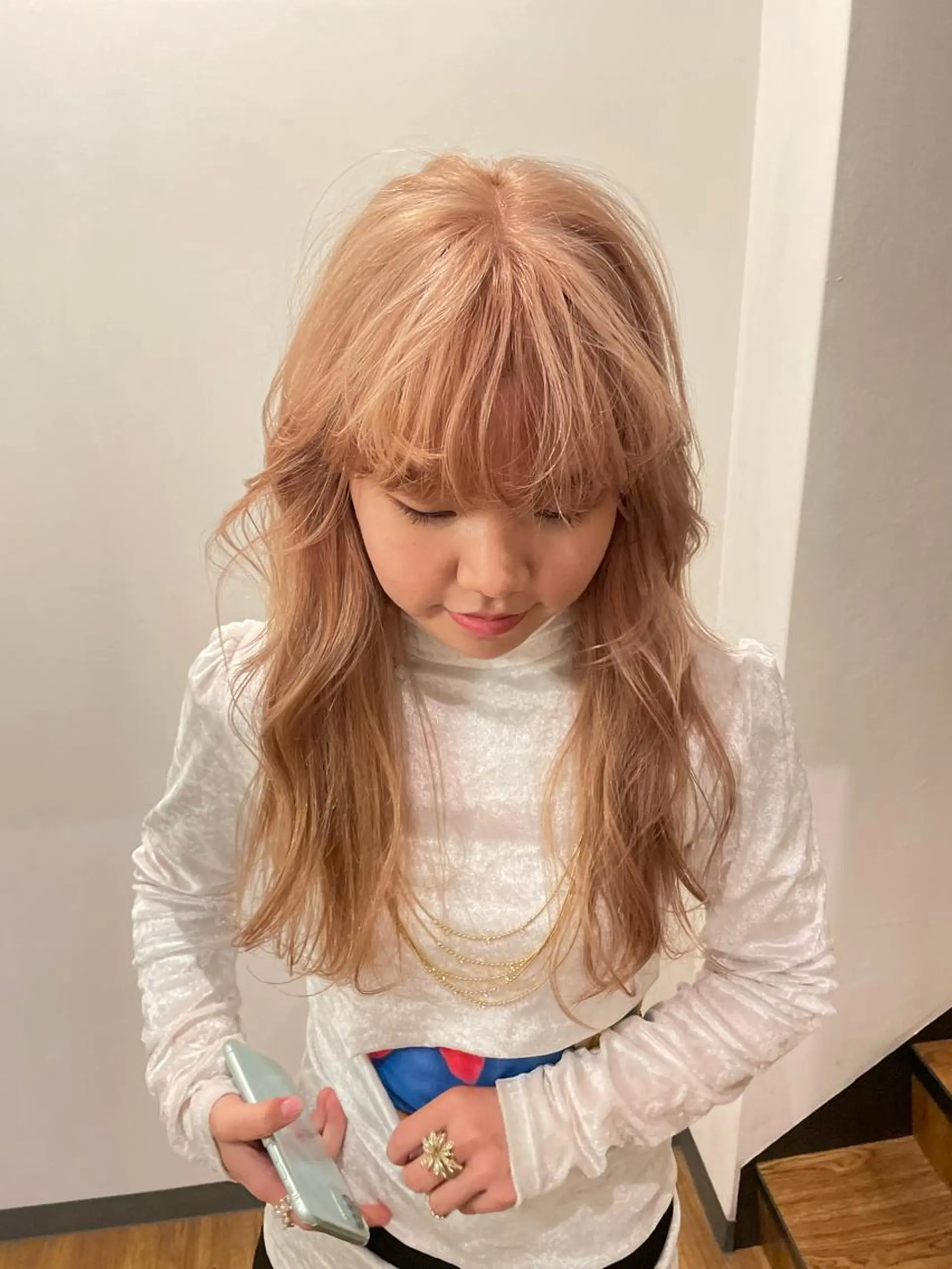 ロング カラー ベージュカラー ブリーチ ハイトーンカラー ハイトーンベージュ ヘアカラー hen所属・心斎橋/レイヤー/ ブリーチ/モエのヘアスタイル