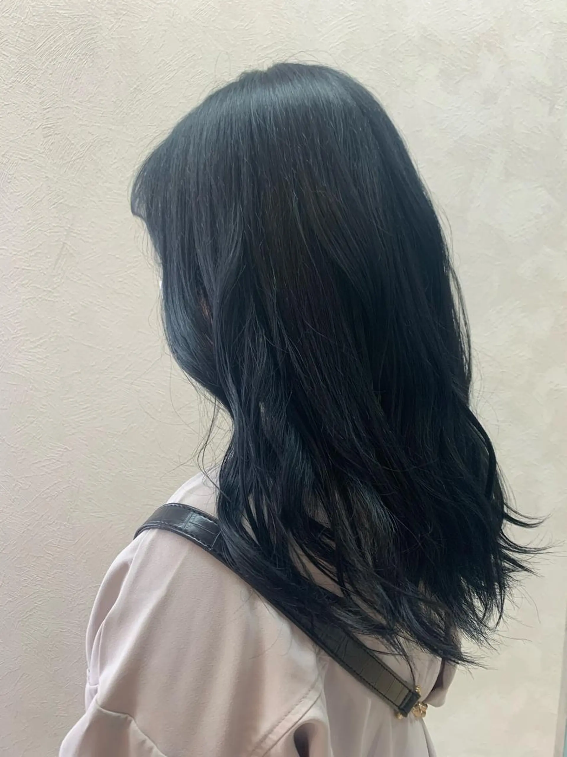 カラー 黒髪 ブルーカラー ブルーブラック ヘアカラー Morpho Hair Product所属・井上 花音のヘアスタイル