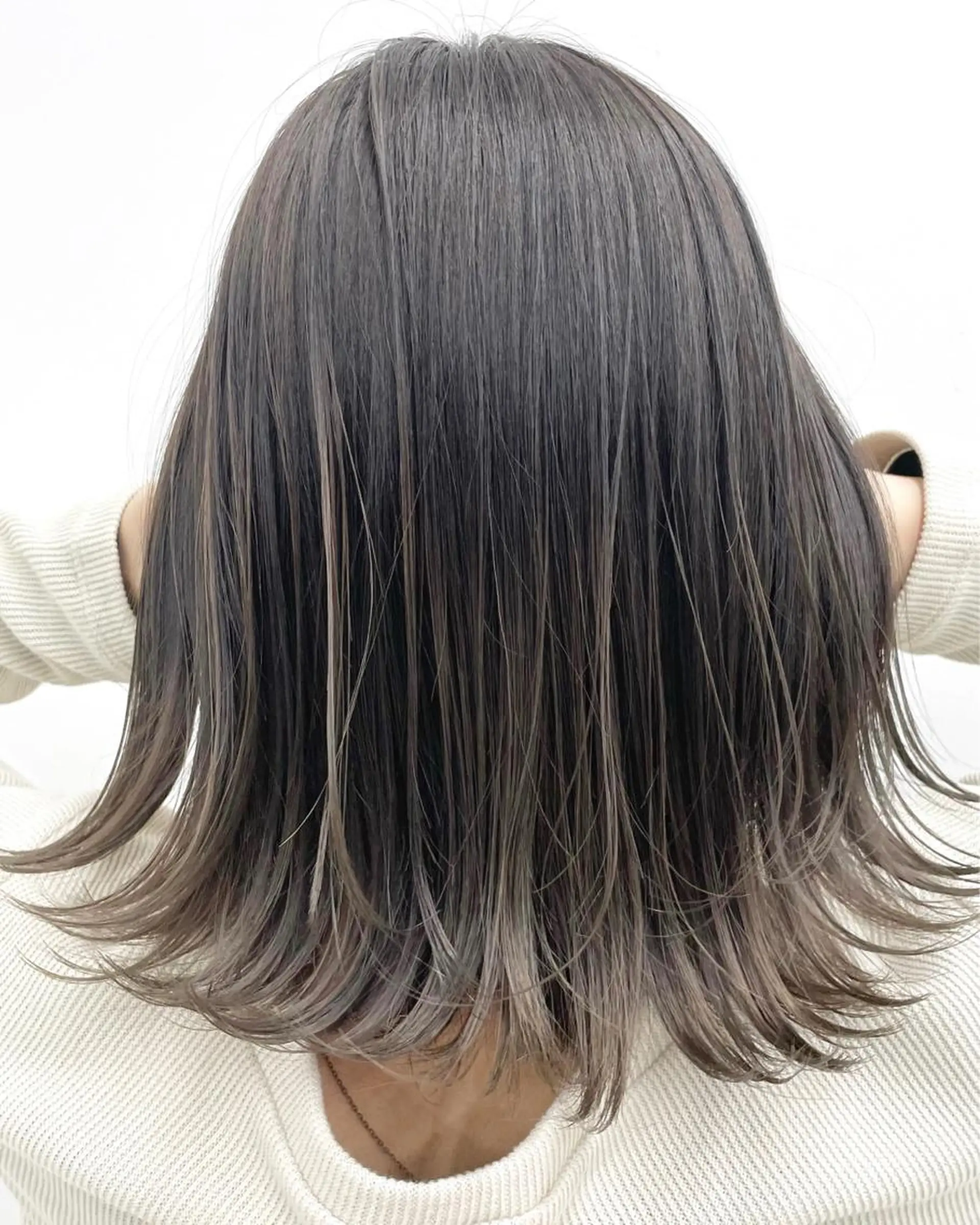 ミディアム カラー ヘアアレンジ バレイヤージュ グレージュ レイヤーカット 🦄インナーカラー 🦄貫井彩花のヘアスタイル