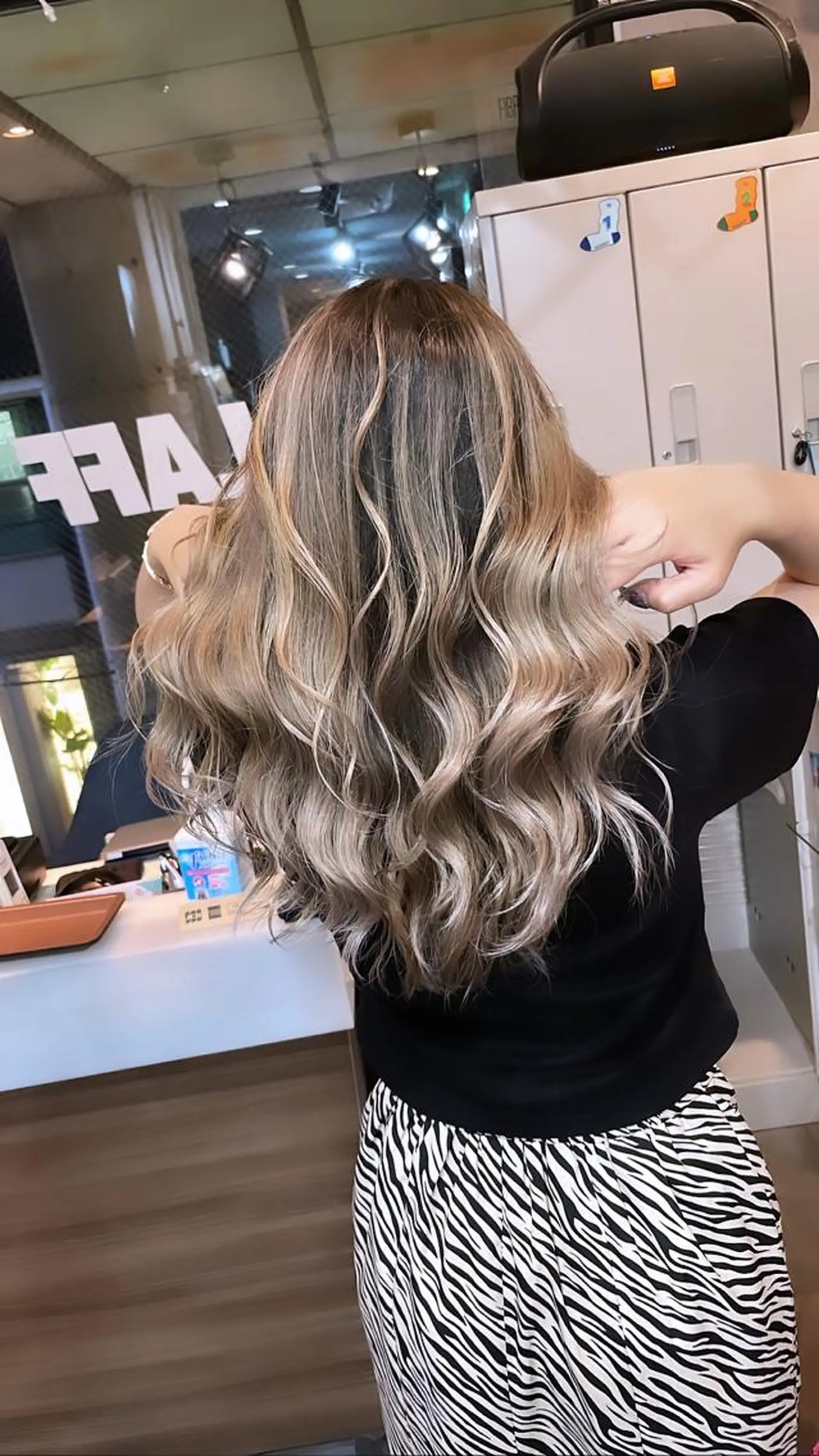 セミロング カラー ヘアカラー トリートメント ヘアセット 難波ブリーチカラー 伊藤洋輝のヘアスタイル