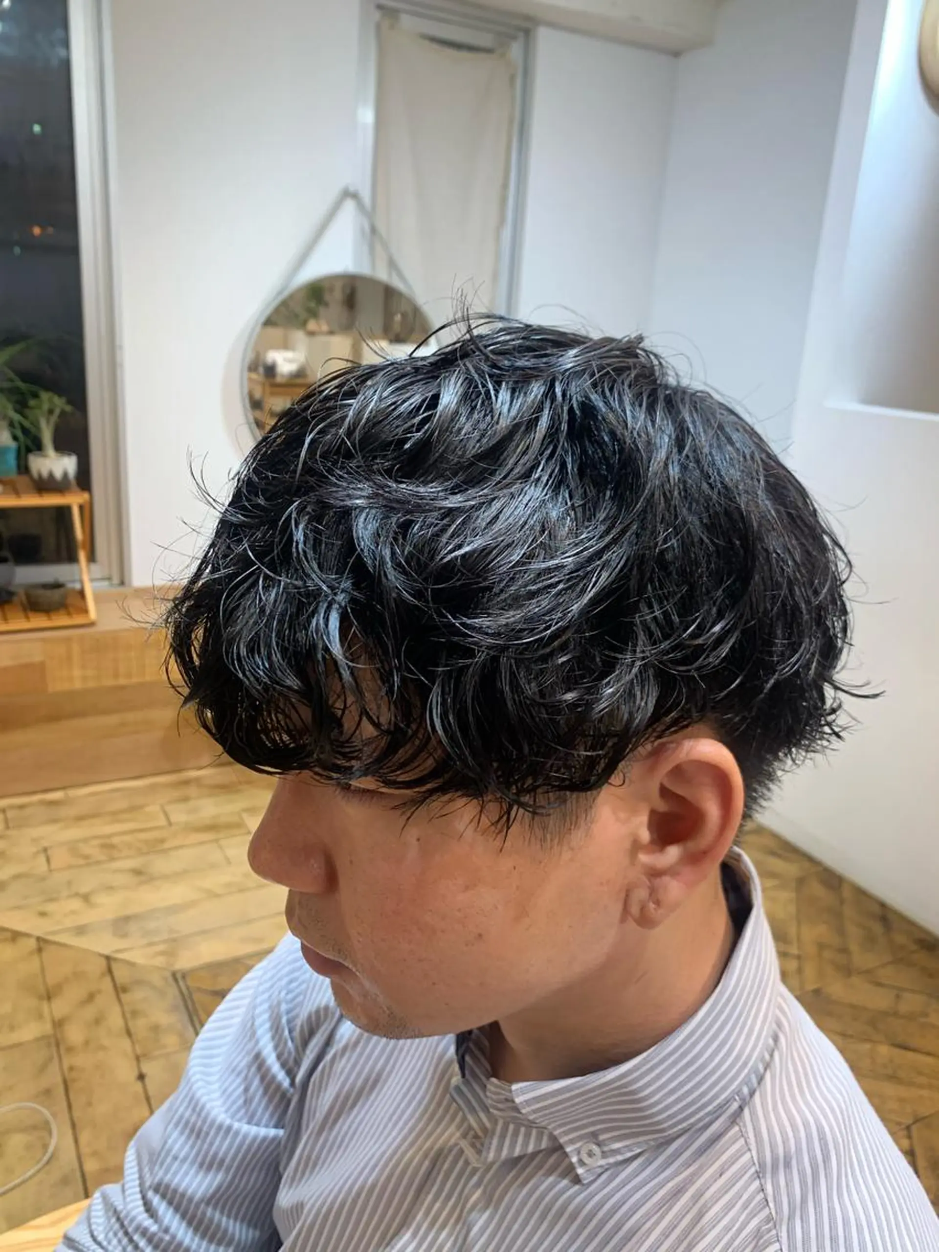 ミディアム パーマ メンズ ミディアムパーマ メンズブリーチ センターパート フェードカット メンズハイライト メンズStylist 山根慧のヘアスタイル