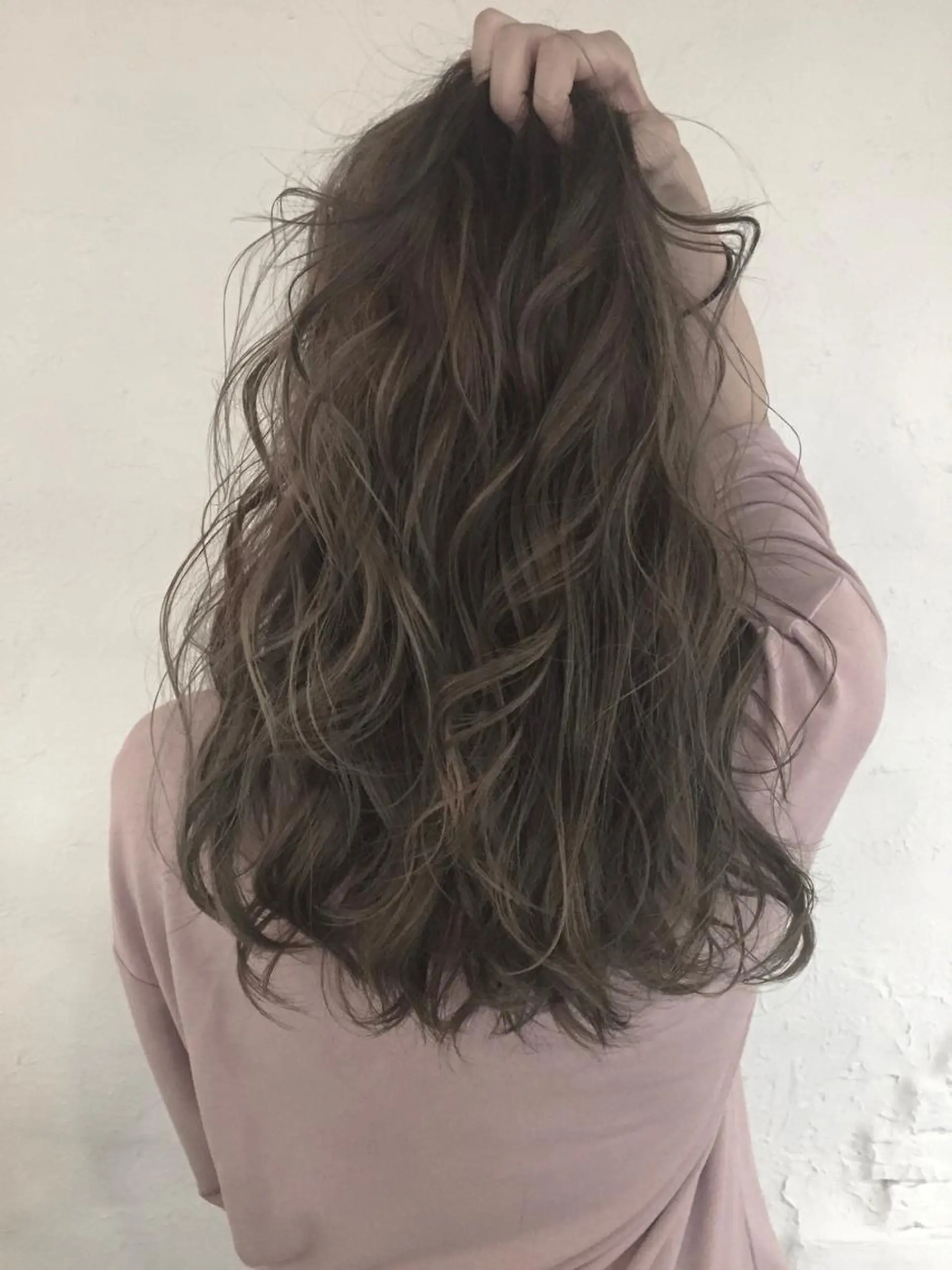 ロング カラー グラデーションカラー グレージュ ハイライトカラー ハイライト 伊藤 優希のヘアスタイル