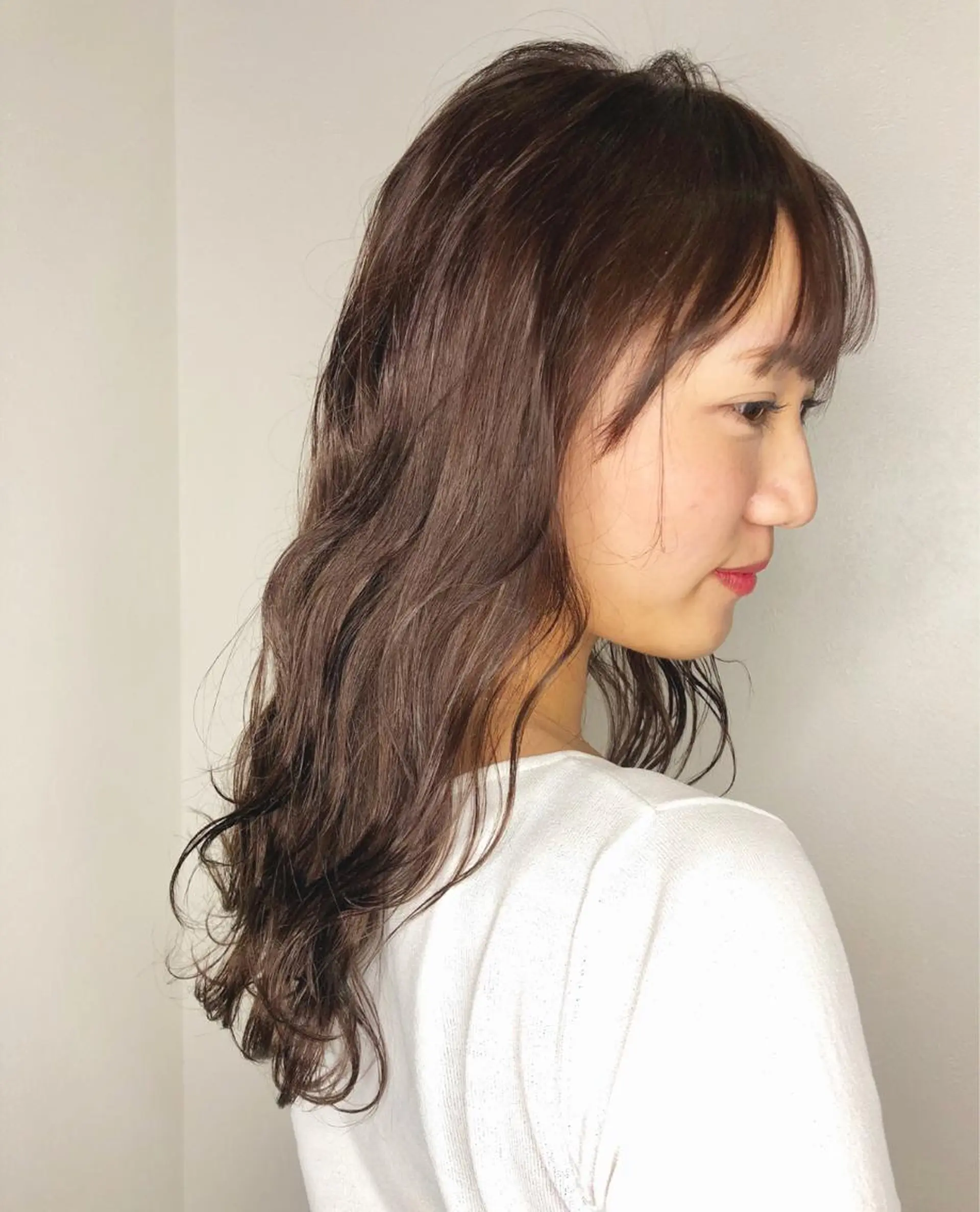 セミロング カラー ベージュカラー ブリーチ ラベンダーカラー ラベンダーベージュ ブリーチなしカラー 岩田 萌那のヘアスタイル