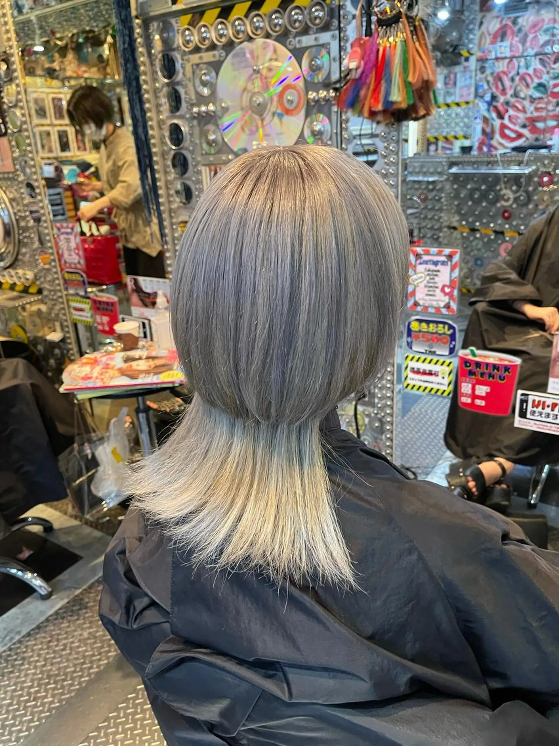 ミディアム カラー ヘアアレンジ ハイトーンカラー ウルフカット haco+所属・🌈派手髪エクステ ブレイズ🌈ひろとのヘアスタイル
