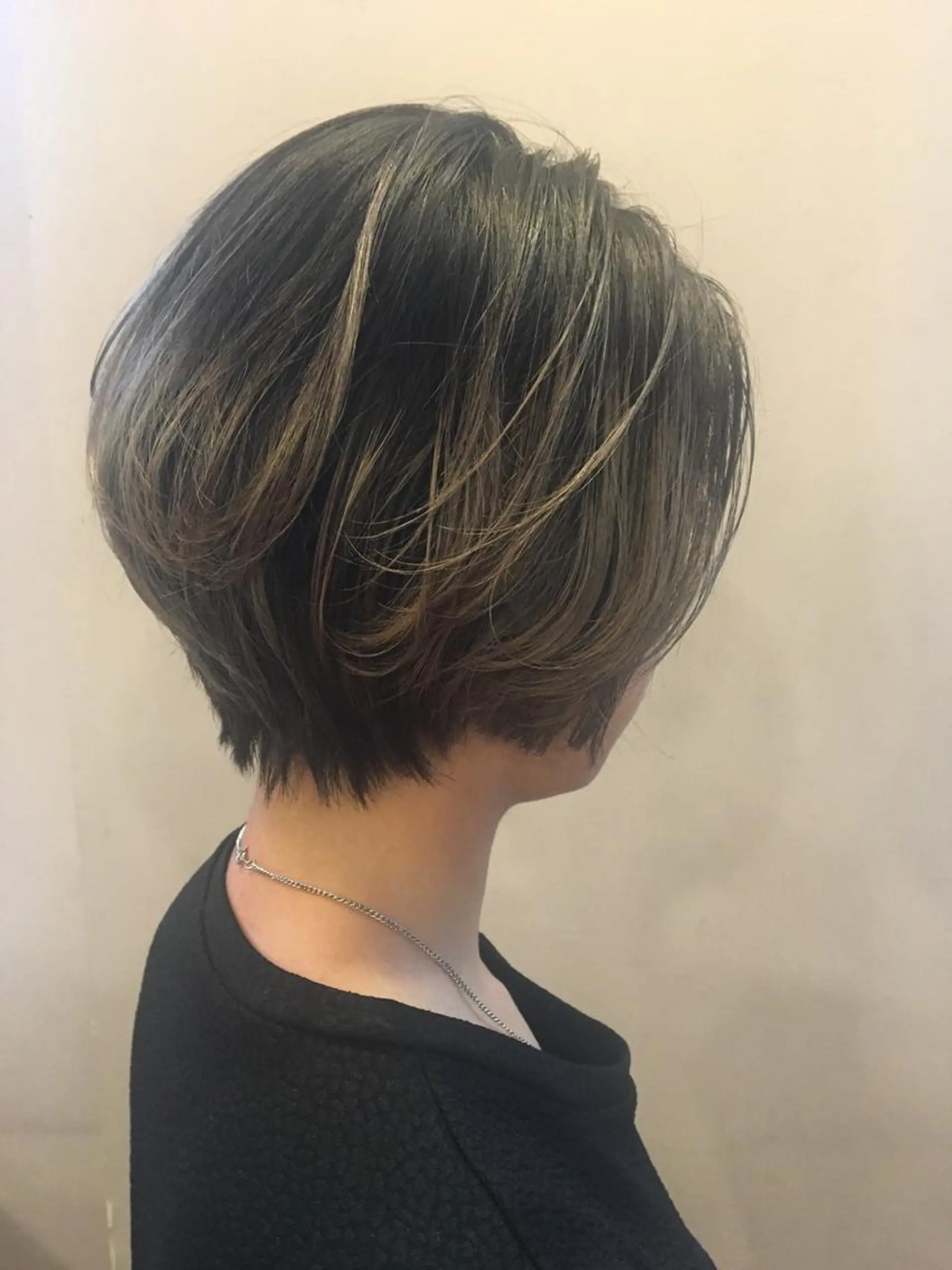 ショート カラー グラデーションカラー ハイライトカラー ハイトーンカラー ハイライト ＮＥＷＩ　京橋 【yoko】のヘアスタイル