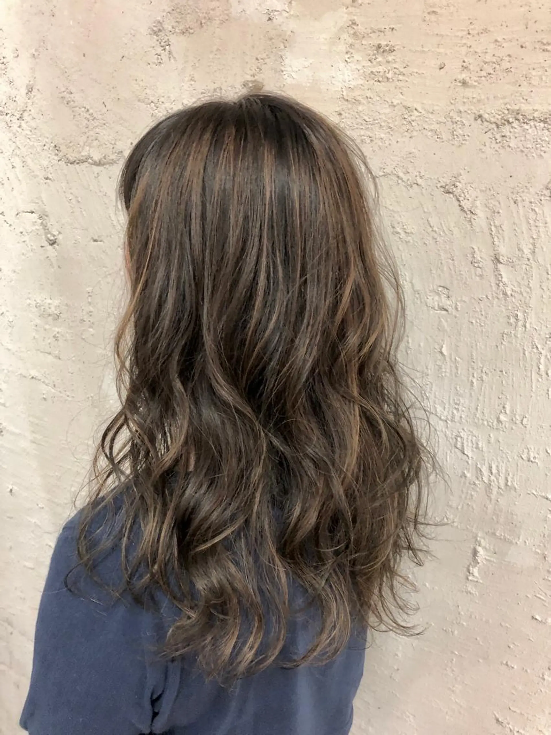 ロング カラー グレージュ ハイライトカラー イルミナカラー ハイライト 桐原 竜也のヘアスタイル