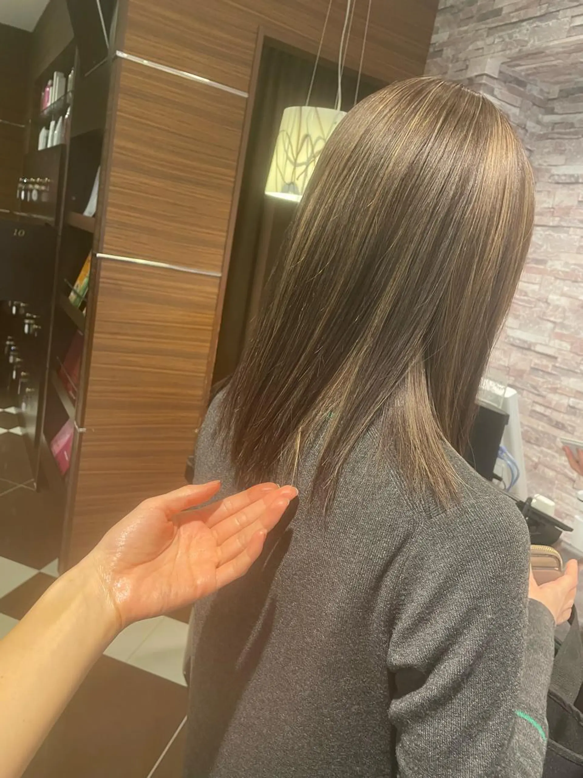 セミロング ハイライト 佐々木 麻純のヘアスタイル