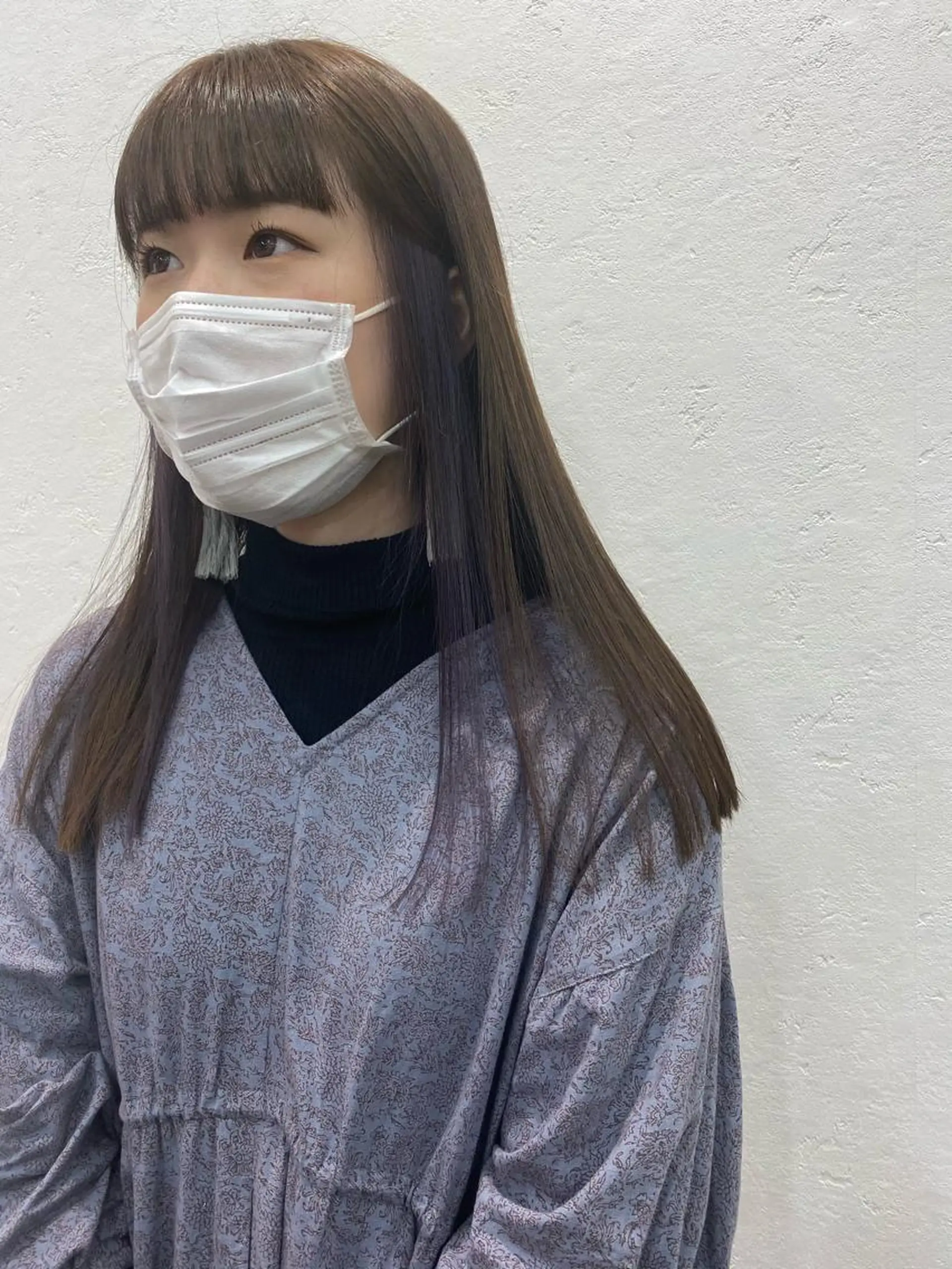 ロング カラー ブリーチ オリーブ/アッシュ やわらか透明感カラーのヘアスタイル