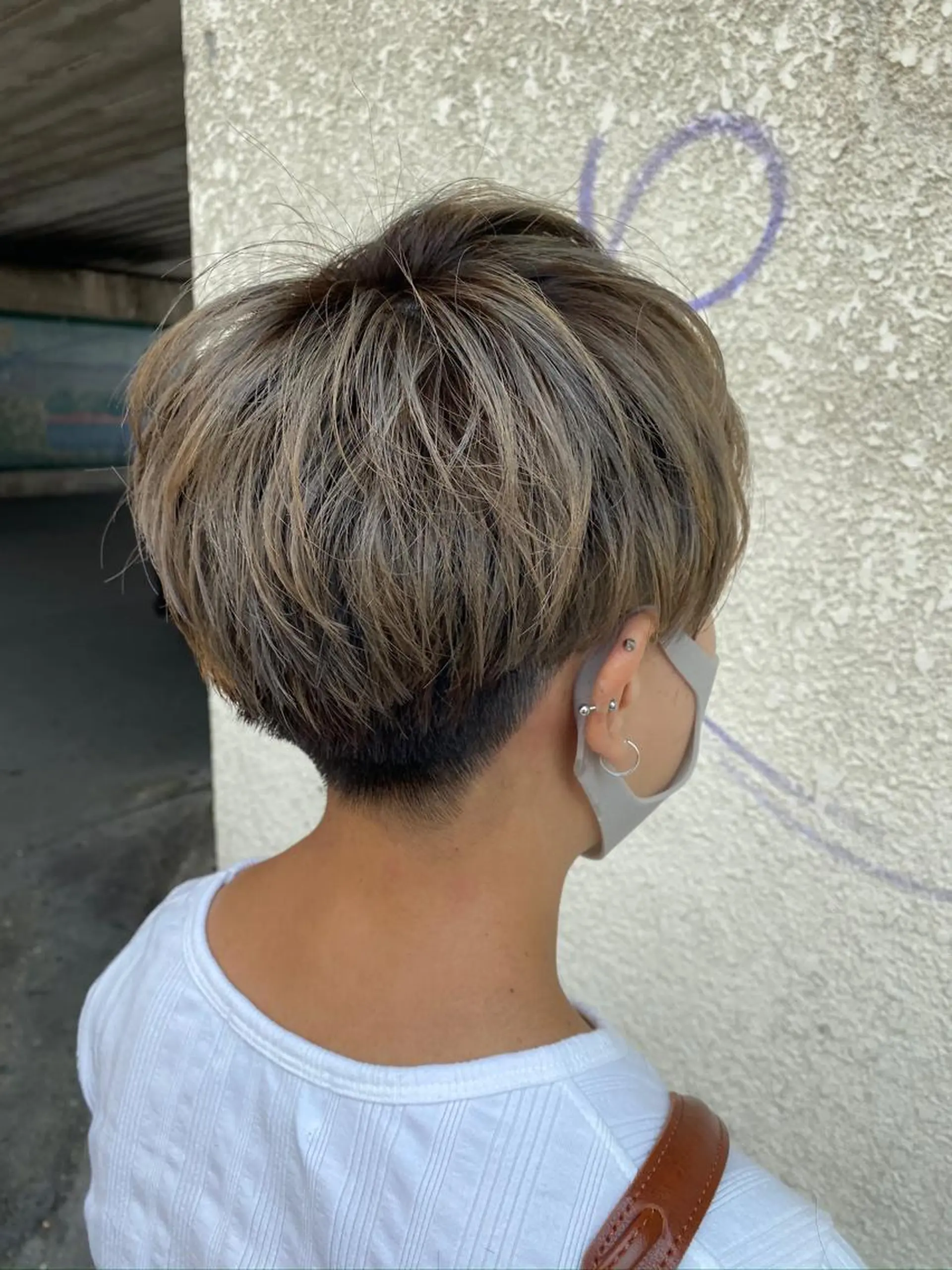 ショート カラー ブリーチ 永沼 真依のヘアスタイル