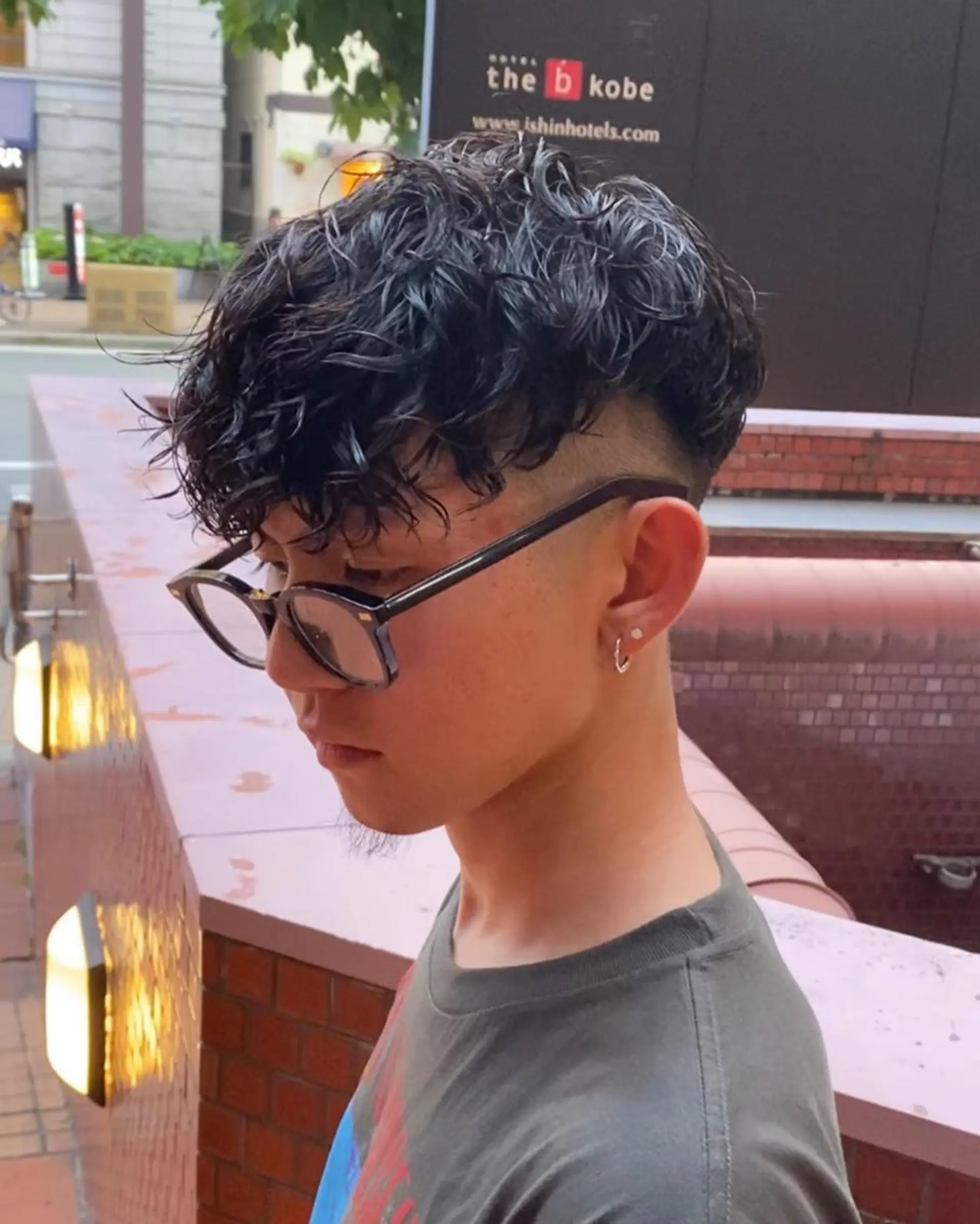 パーマ メンズ 三ノ宮フェザーパーマ 蕃本 啓利のヘアスタイル