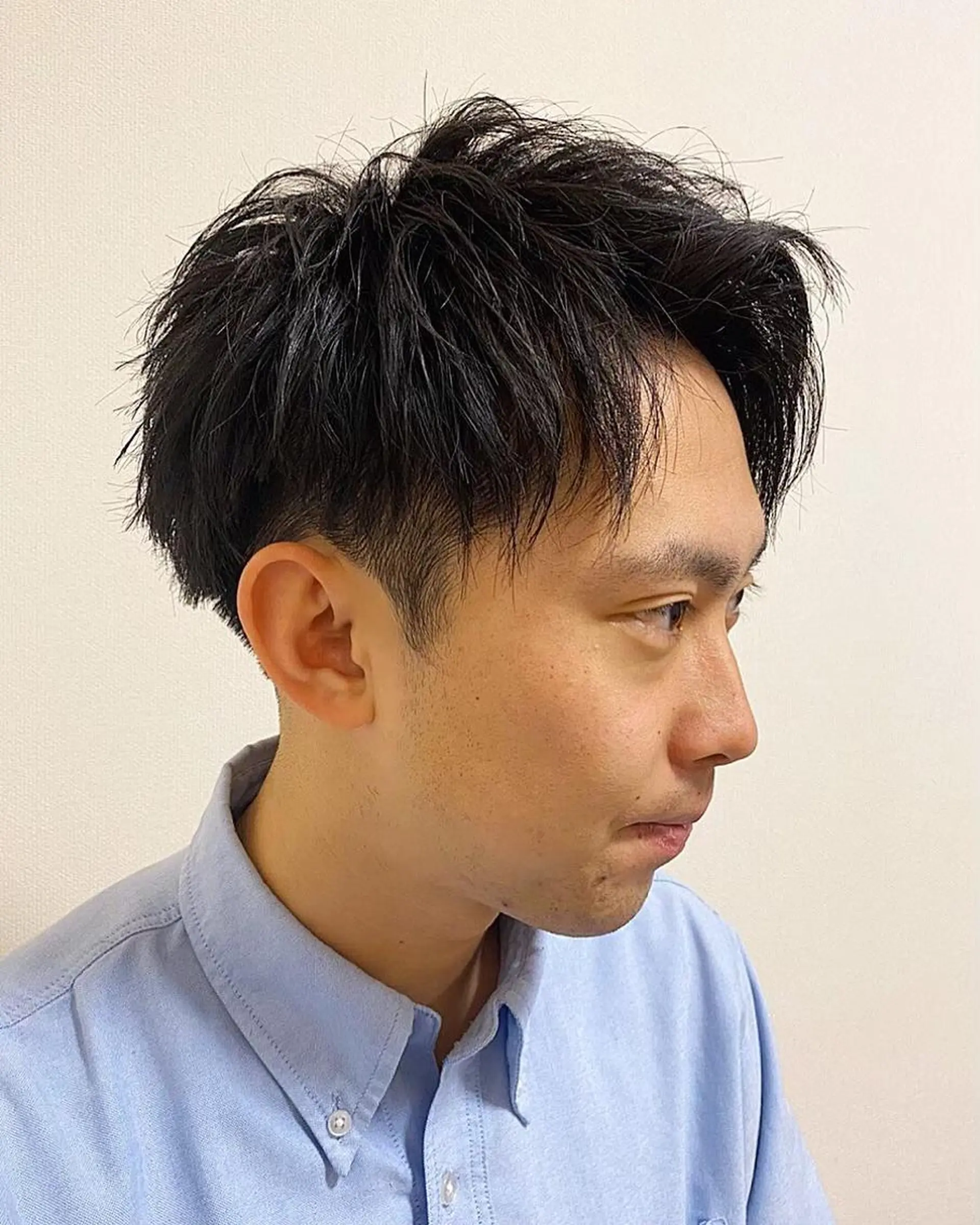 ショート メンズ 西口徒歩20秒　寒色 カラーミディアムヘアのヘアスタイル