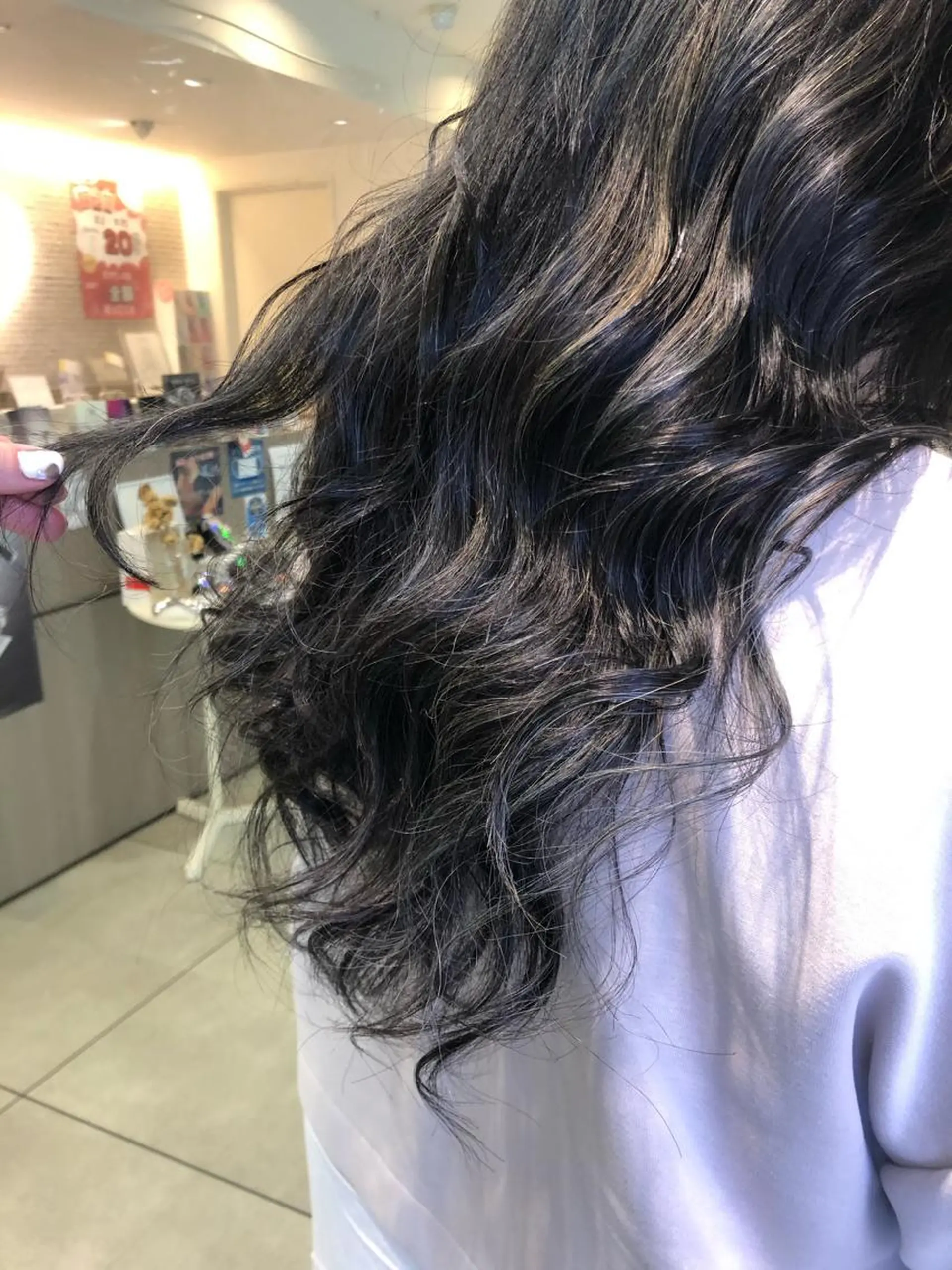 ロング カラー 黒髪 ハイライトカラー ハイライト ヘアカラー トリートメント 松佐 ゆかりのヘアスタイル