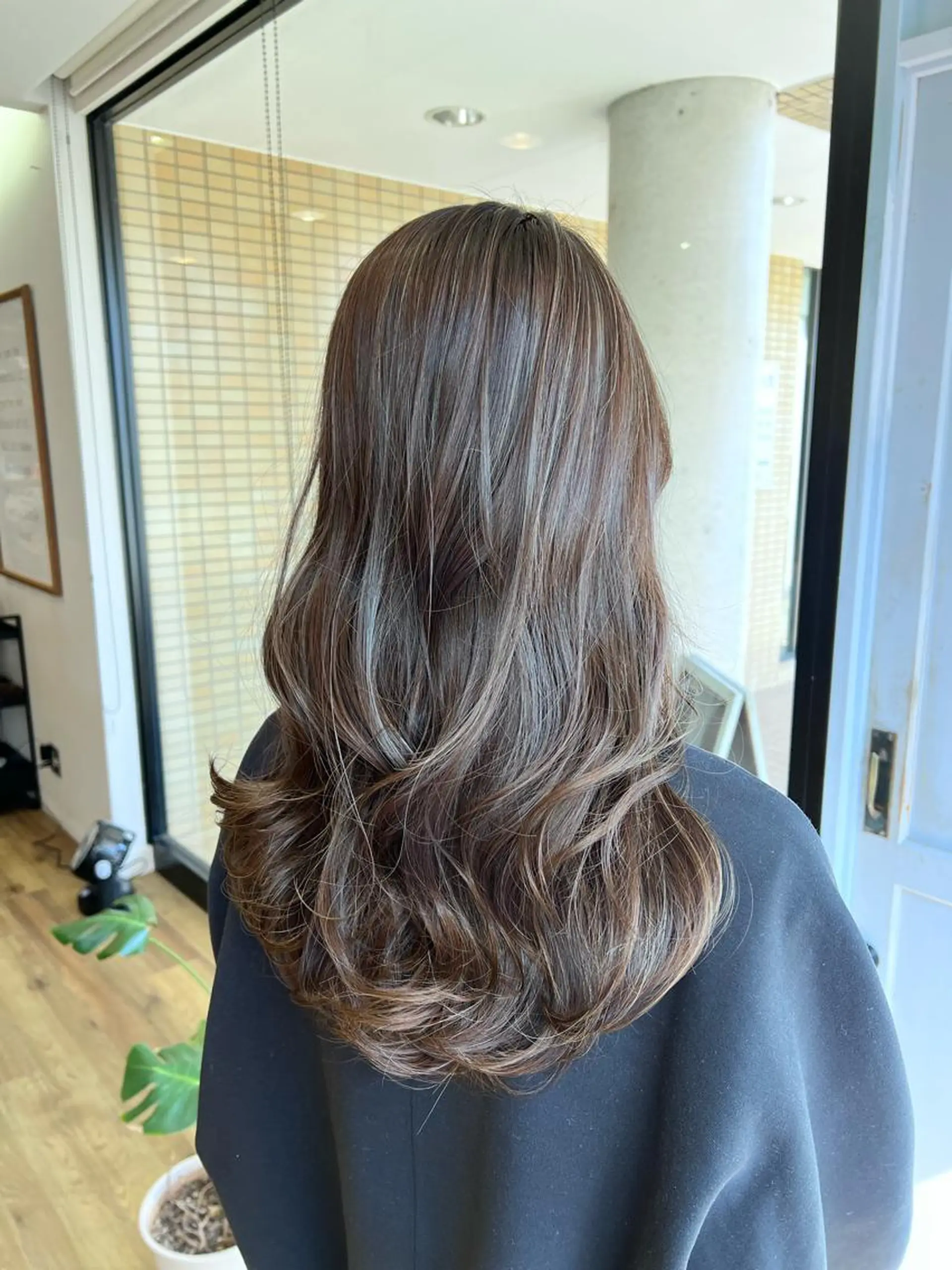 ロング カラー グレージュ ハイライトカラー ハイライト ヘアカラー トリートメント ツキダテ ユイのヘアスタイル
