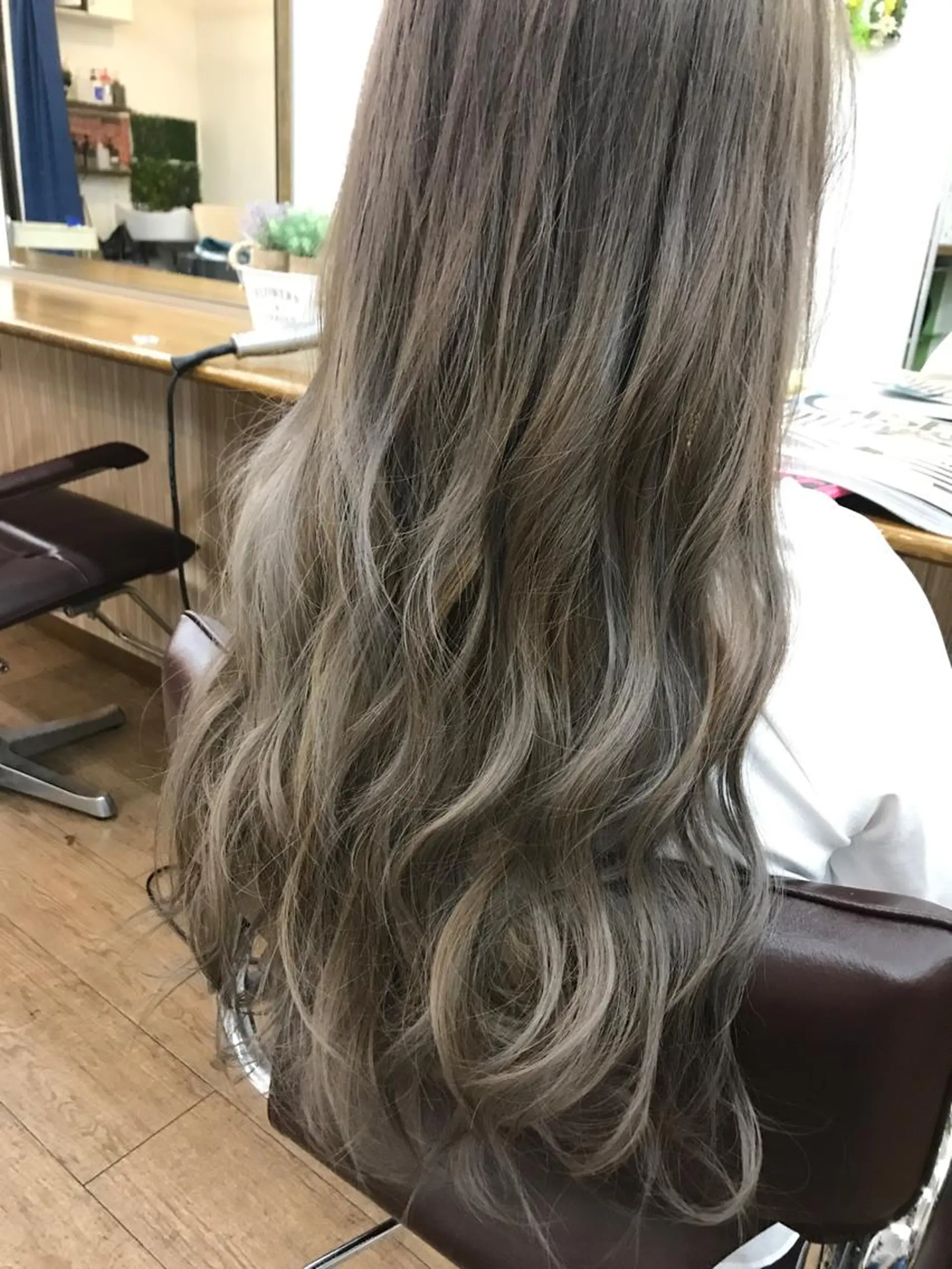 ロング カラー ダブルカラー イルミナカラー アンダーバーホワイト_WHITE所属・_WHITE芝本 賢吾【天王寺店】のヘアスタイル