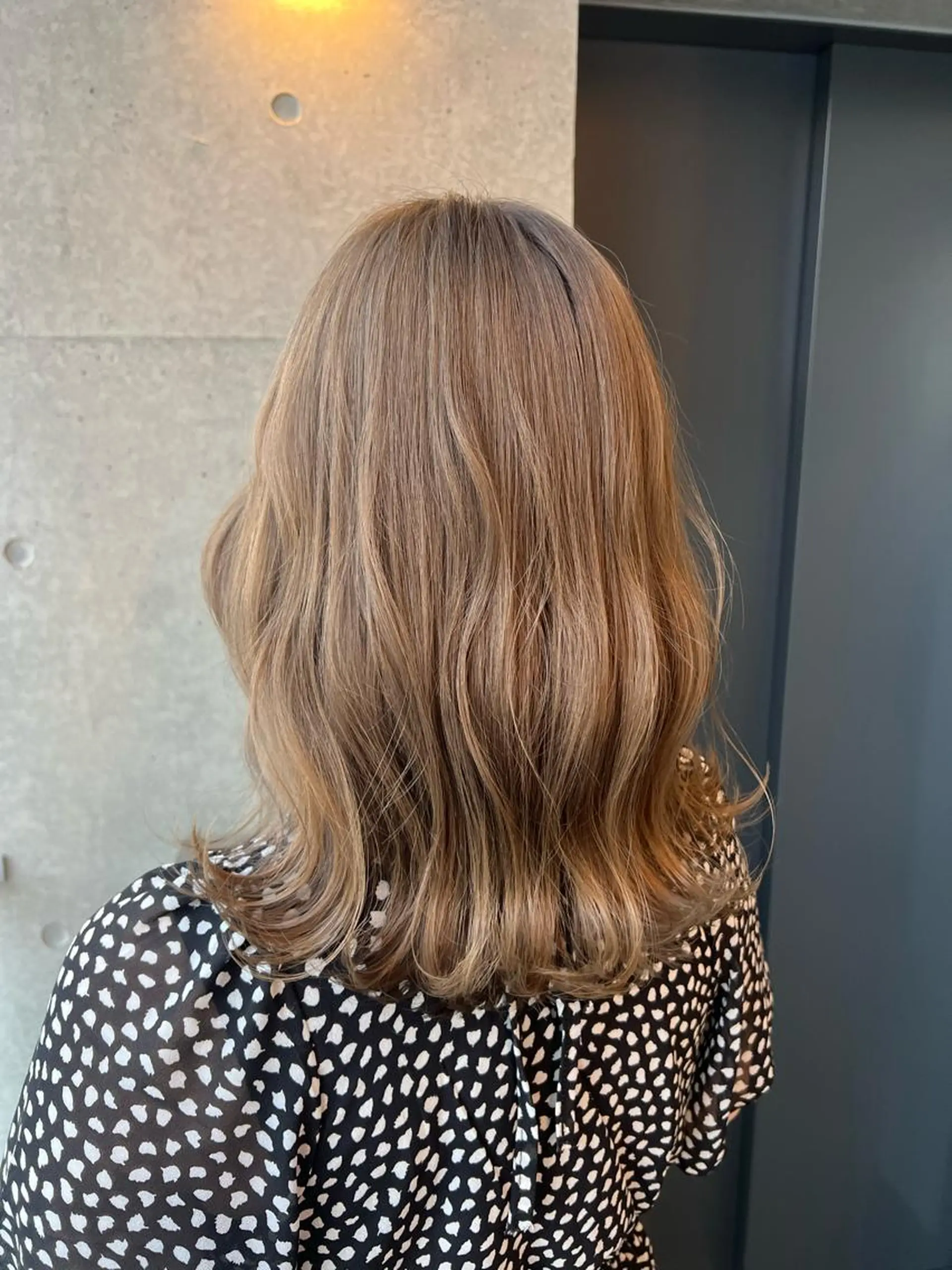 ミディアム カラー シールエクステ アディクシーカラー アッシュ バレイヤージュ ミストバング ヘアカラー ＤＥＳＴ所属・吉野 瑳桜のヘアスタイル