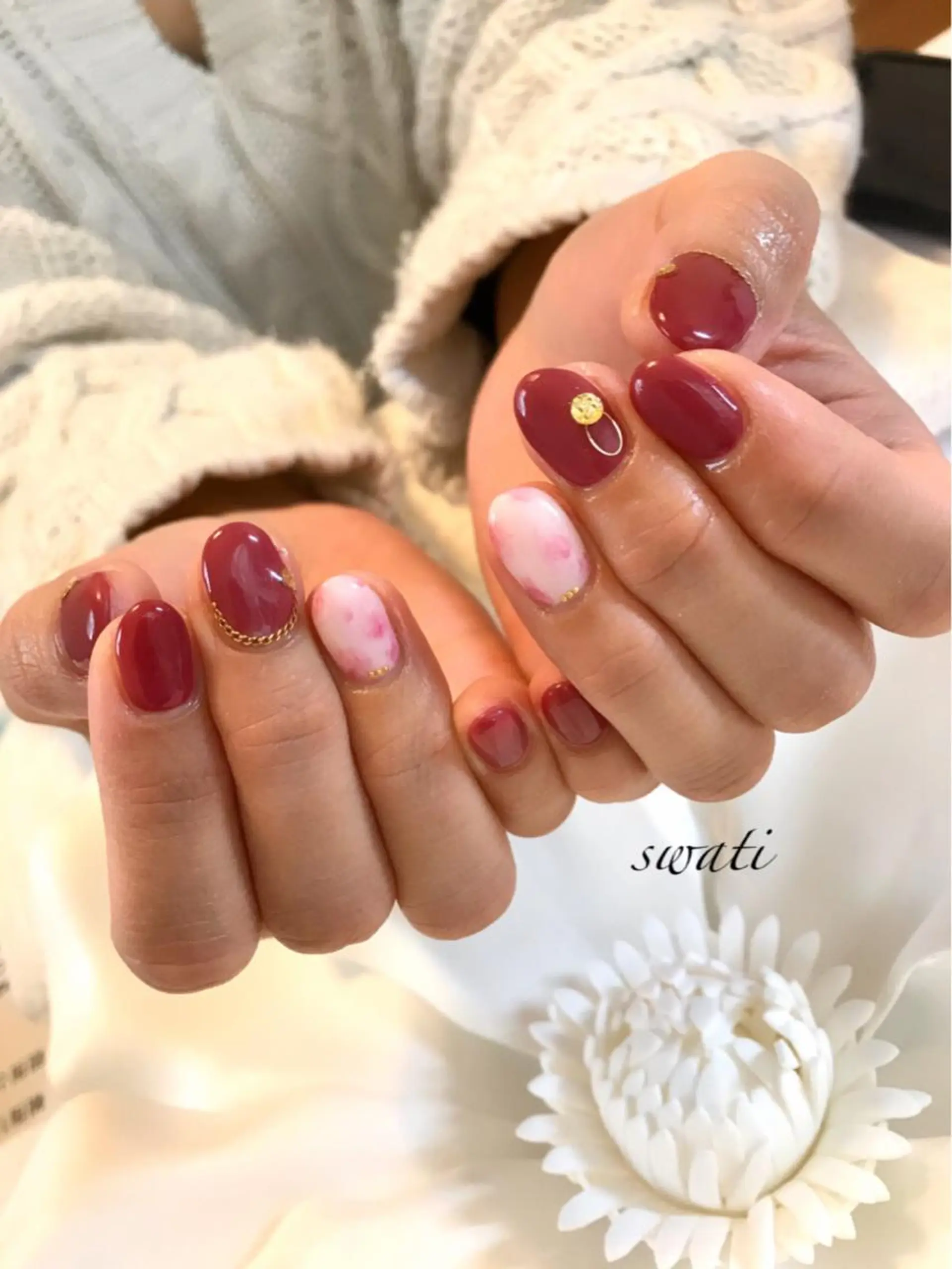 ネイル アートネイル オフィスネイル 赤色 シンプルネイル 冬ネイル yuko （ネイリスト）のネイルデザイン