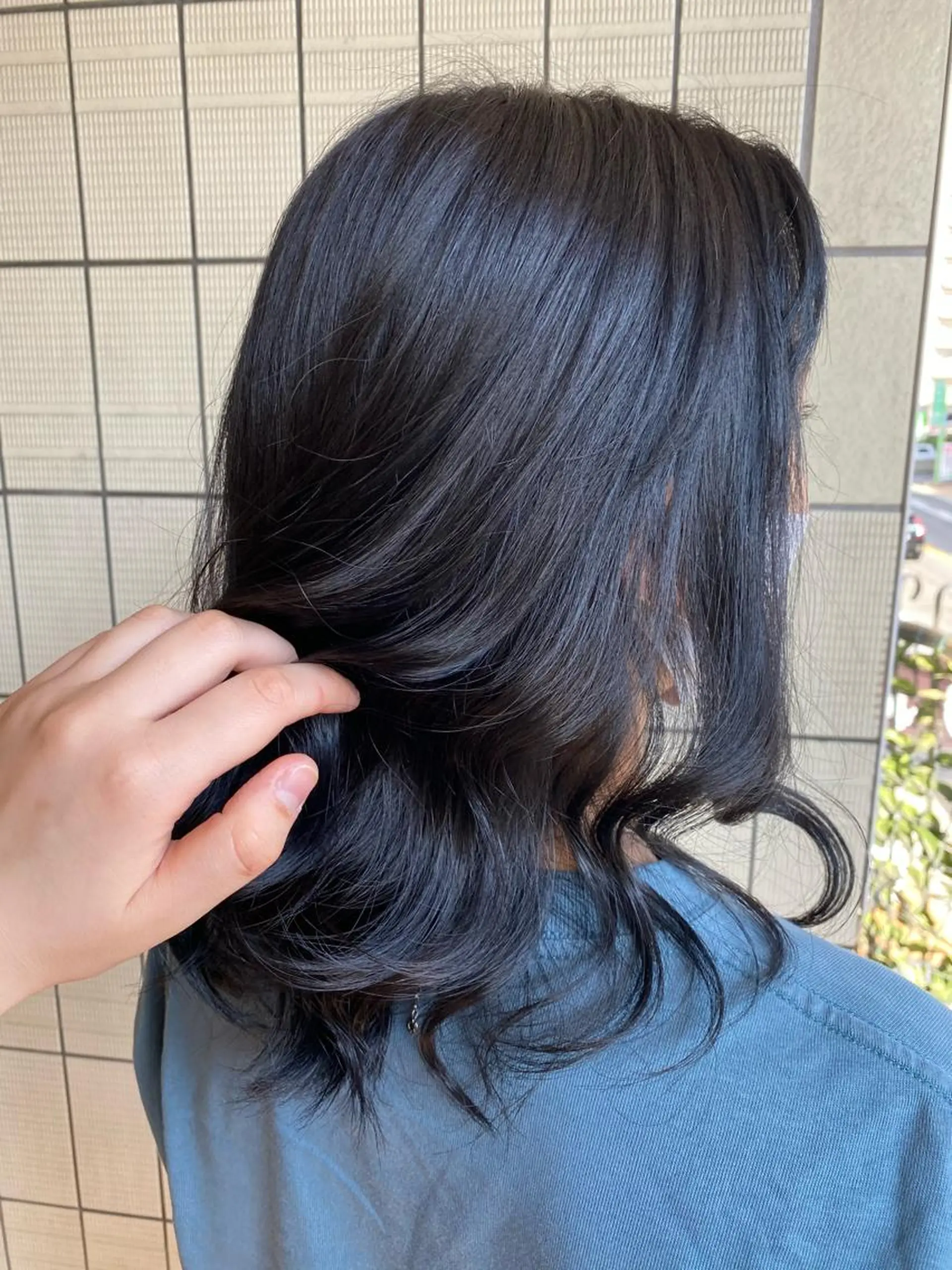 ミディアム カラー 黒髪 ブルーカラー ブルーブラック ネイビーカラー ELLE&SALLY 石野のヘアスタイル