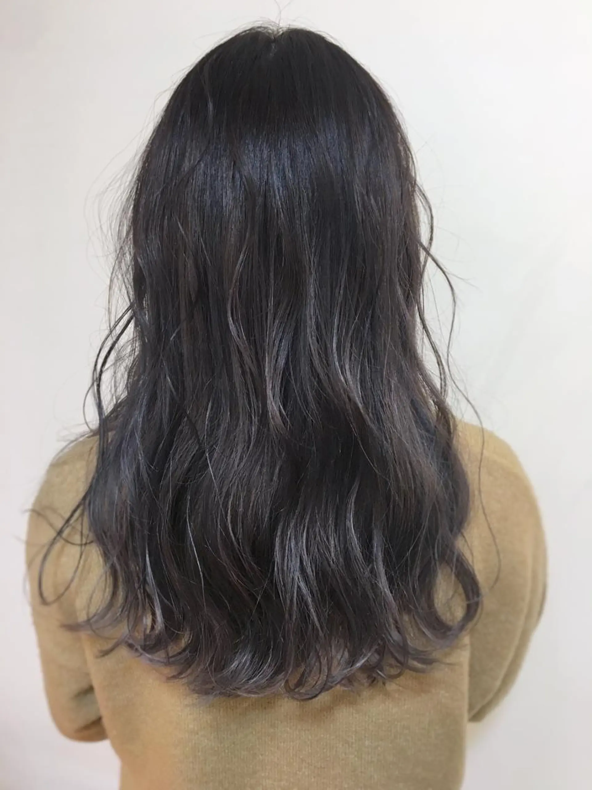 セミロング カラー グレージュ ケアブリーチ 坪井佑樹のヘアスタイル