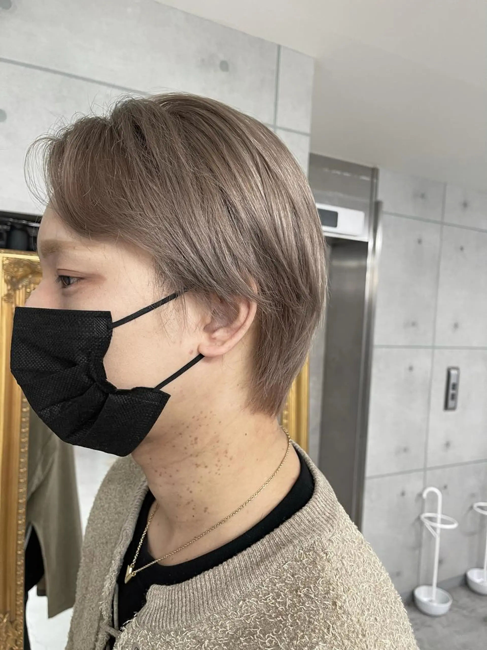 カラー メンズ メンズブリーチ メンズハイトーン アディクシーカラー ベージュカラー ブリーチ カット ヘアカラー トリートメント オフホワイトアンドなんば所属・福西 洋斗のヘアスタイル