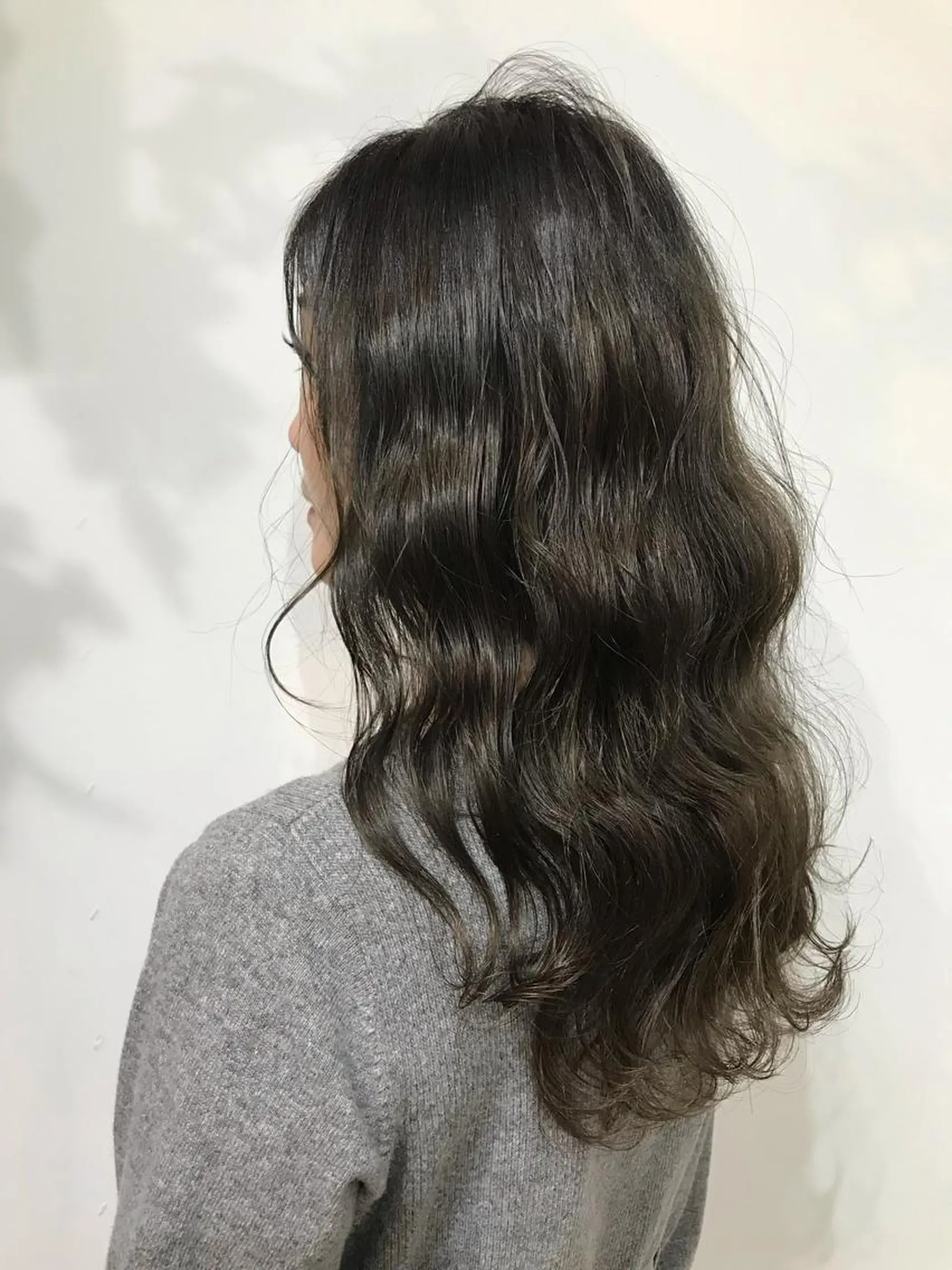 ロング カラー グレージュ カーキグレージュ ヘアカラー トリートメント レイヤー/顔周り /AKARIのヘアスタイル