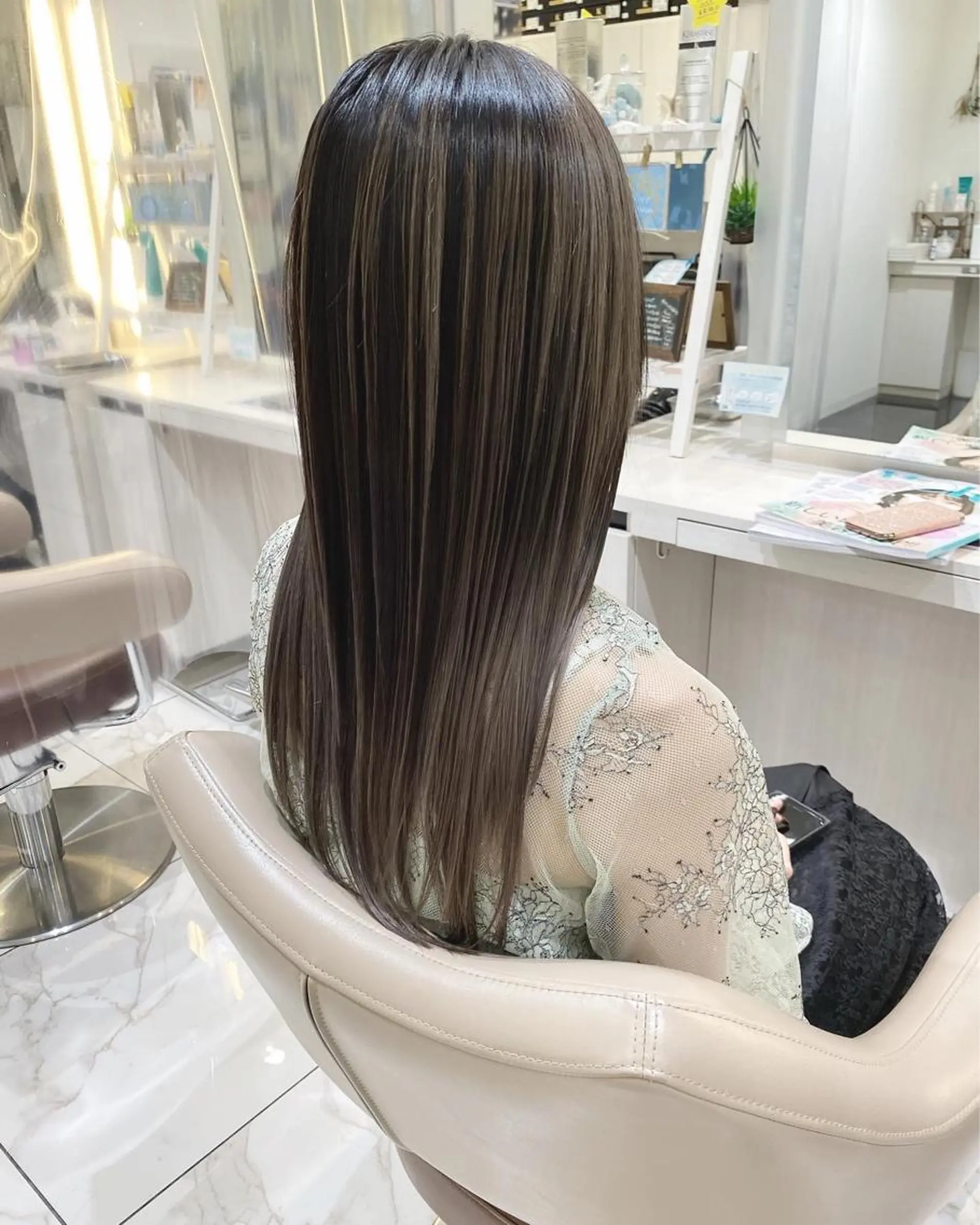 セミロング カラー ヘアカラー 篠塚 菜々子のヘアスタイル