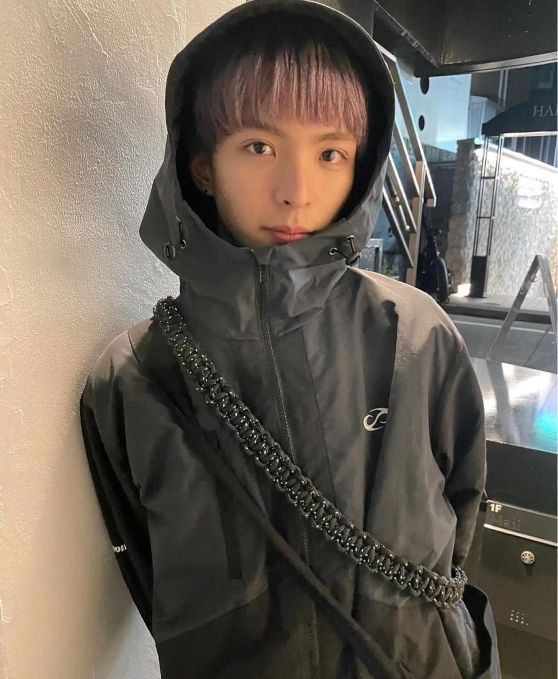 ショート カラー メンズ メンズバレイヤージュ メンズブリーチ センターパート フェードカット メンズハイライト ヘアカラー トリートメント スパイラルパーマ 🌐hina⭐️のヘアスタイル