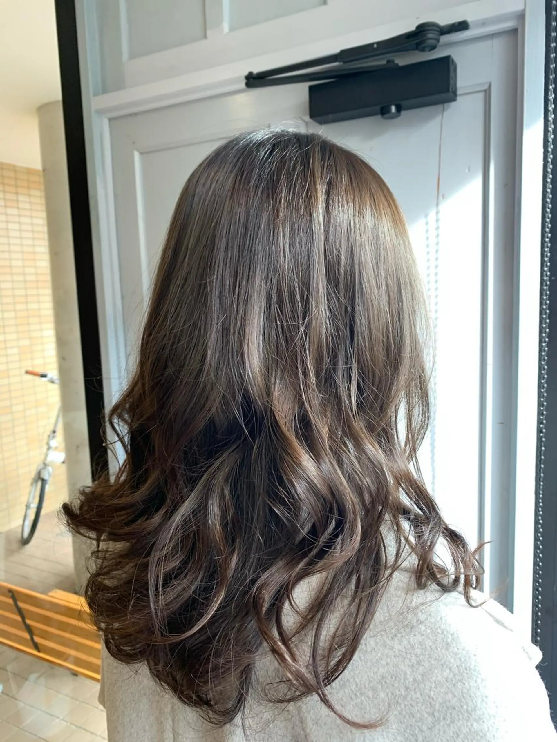 ロング カラー グレージュ ツキダテ ユイのヘアスタイル