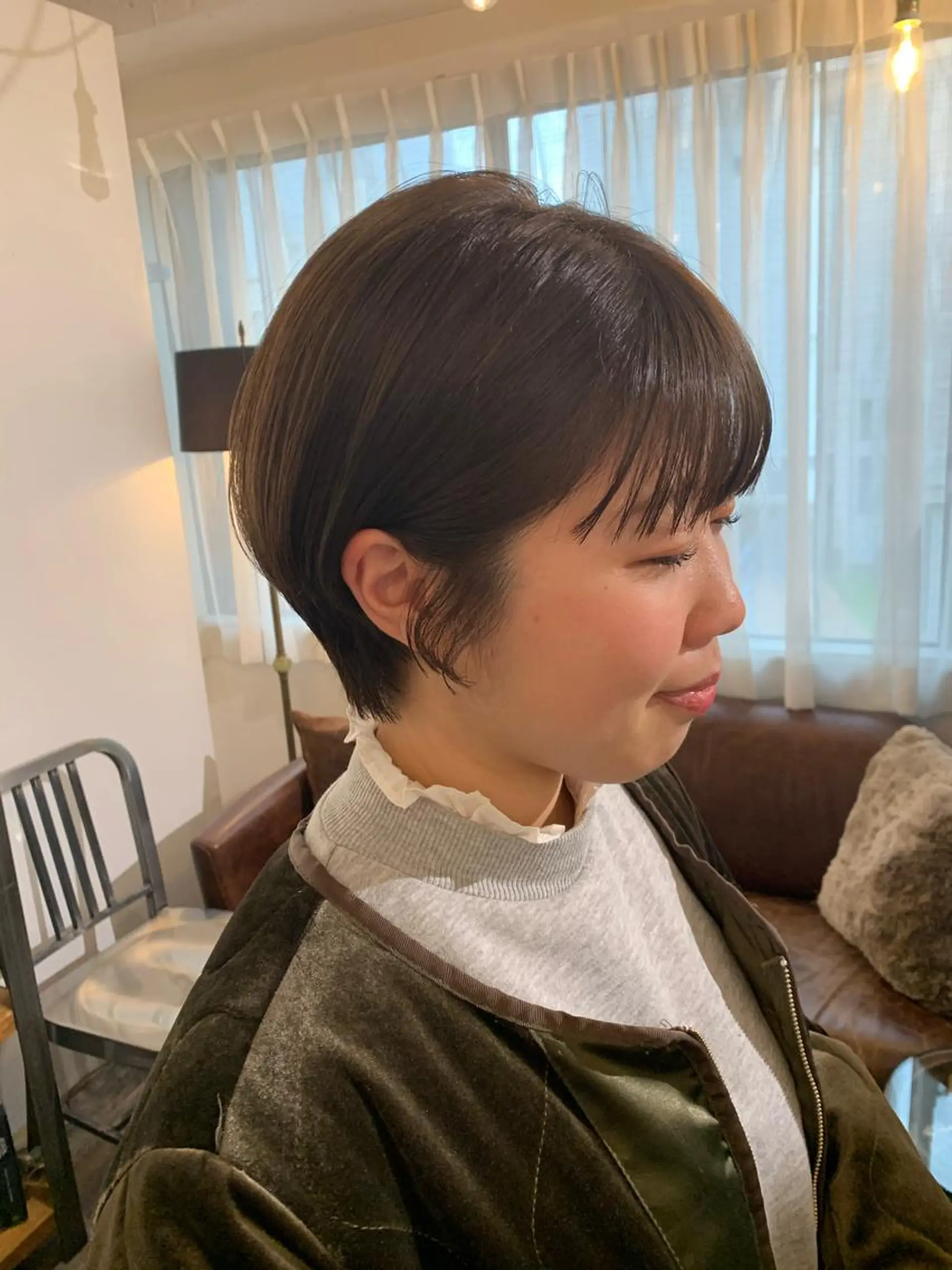 ショート カラー 丸みショート ベージュカラー オリーブベージュ ショートヘア 安村 美奈のマツエク・マツパデザイン