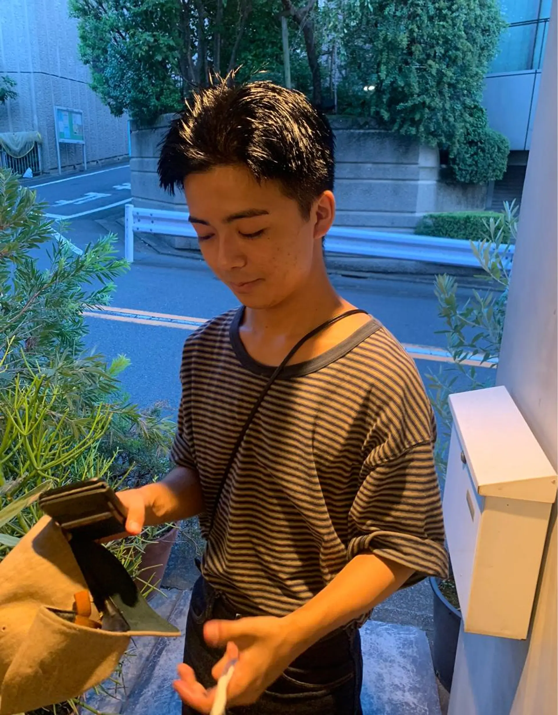 ショート カラー メンズ メンズバレイヤージュ メンズブリーチ センターパート フェードカット メンズハイライト スパイラルパーマ 🌐hina⭐️のヘアスタイル