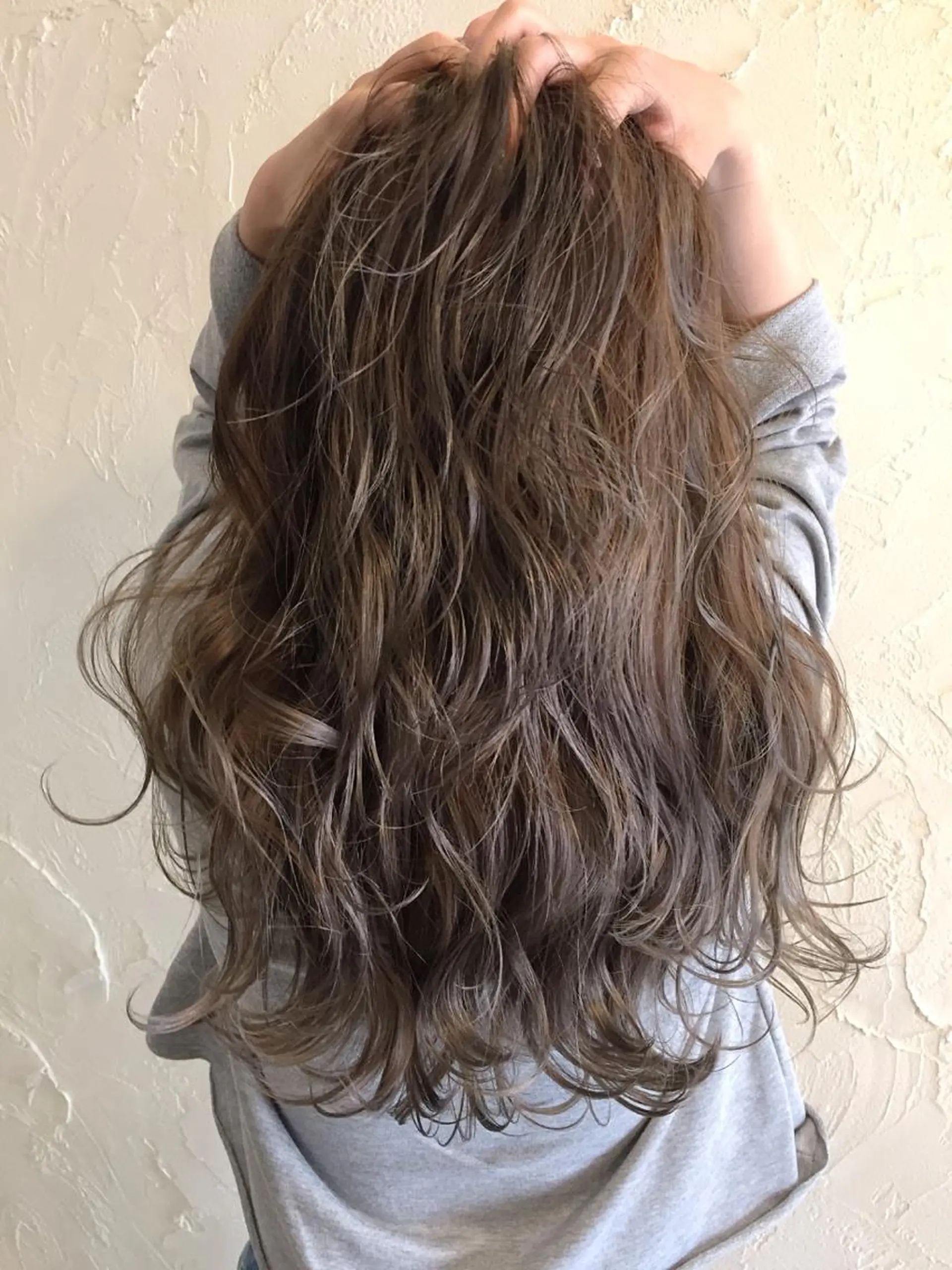 ロング カラー 韓国レイヤー外国人風 透明感カラー髪質改善のヘアスタイル