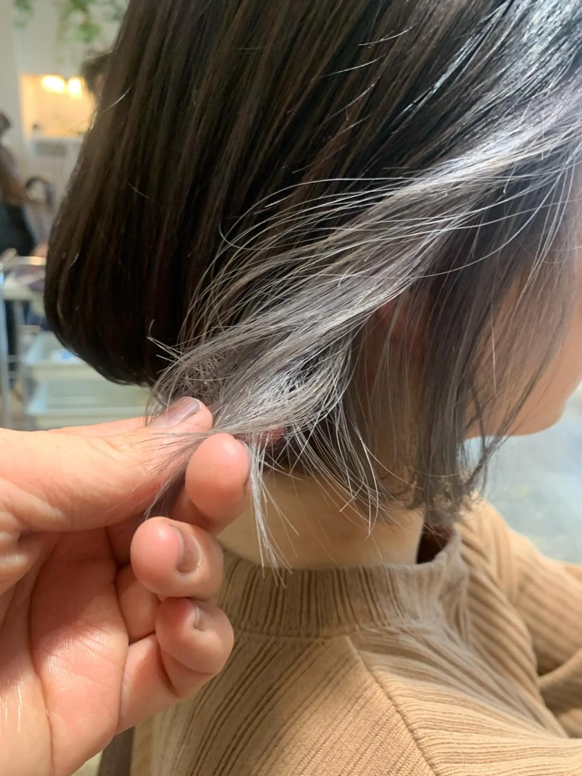 ミディアム カラー イヤリングカラー シルバー ハイライト✨髪質改善 TAKAさんです😊のヘアスタイル