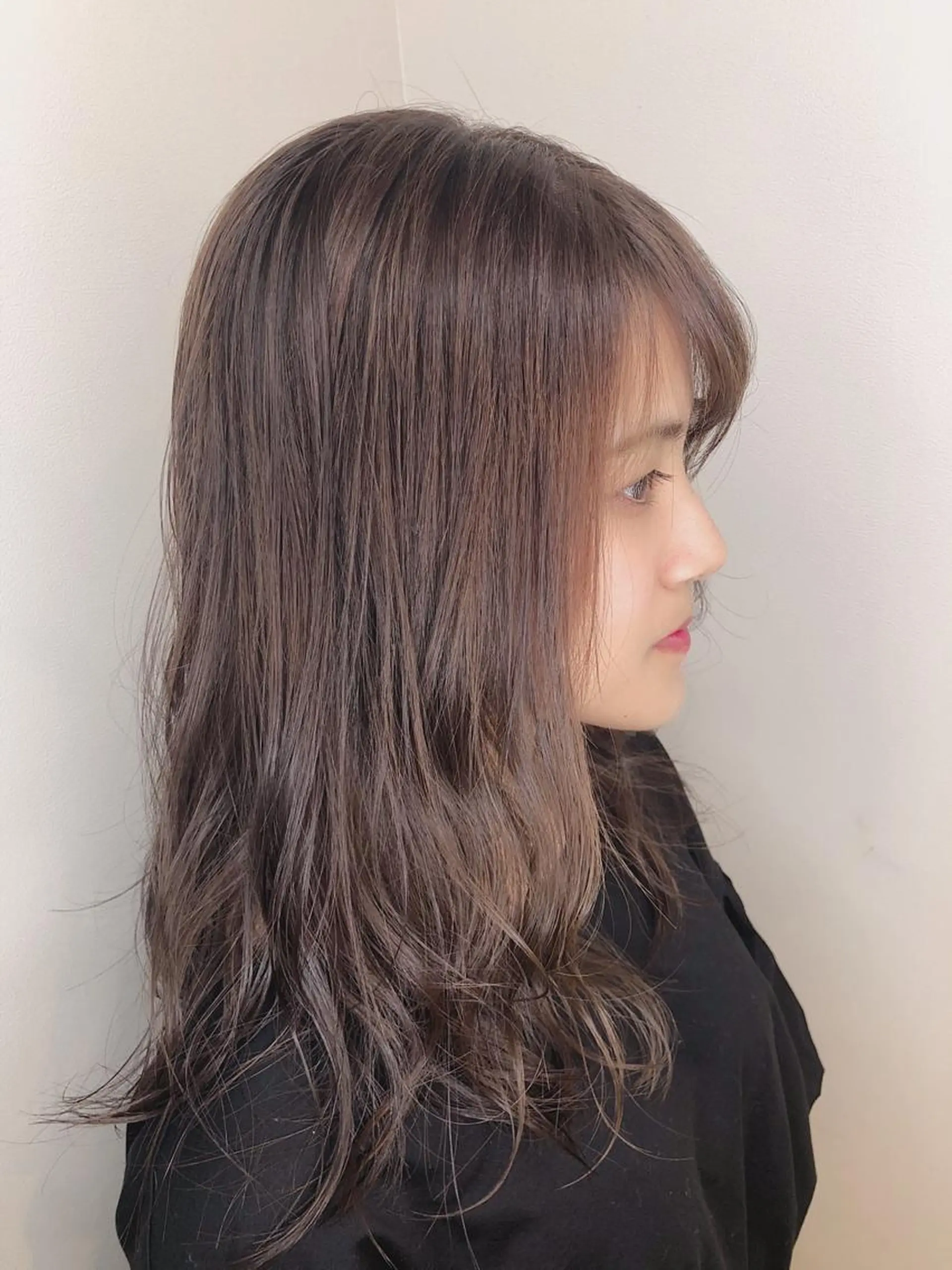 セミロング カラー ウルフカット／吉村 桃子のヘアスタイル